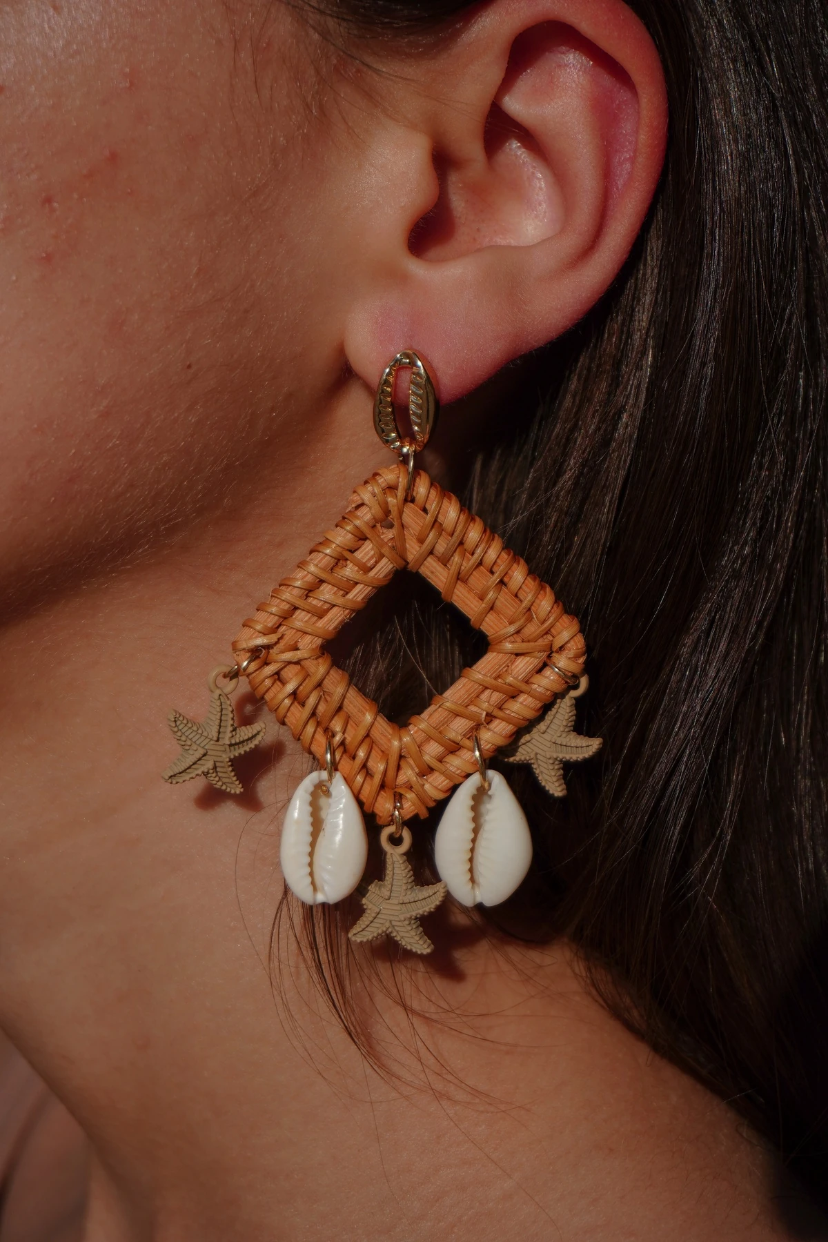 Charm Detaylı Hasır Küpe