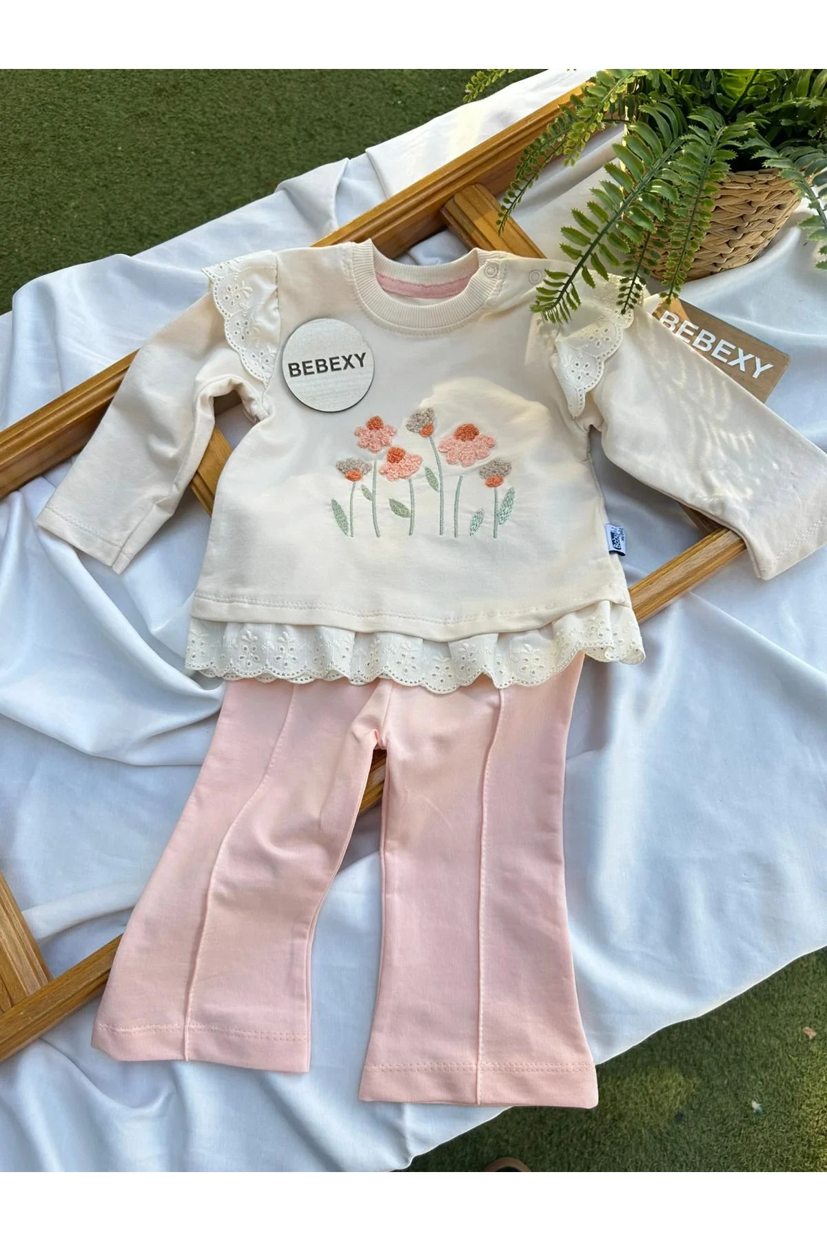 Papatya Desenli Dantel Omuzlu Takım