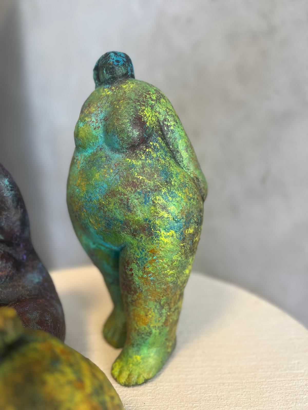 AYAKTA TOMBUL KADIN RENKLİ BİBLO 