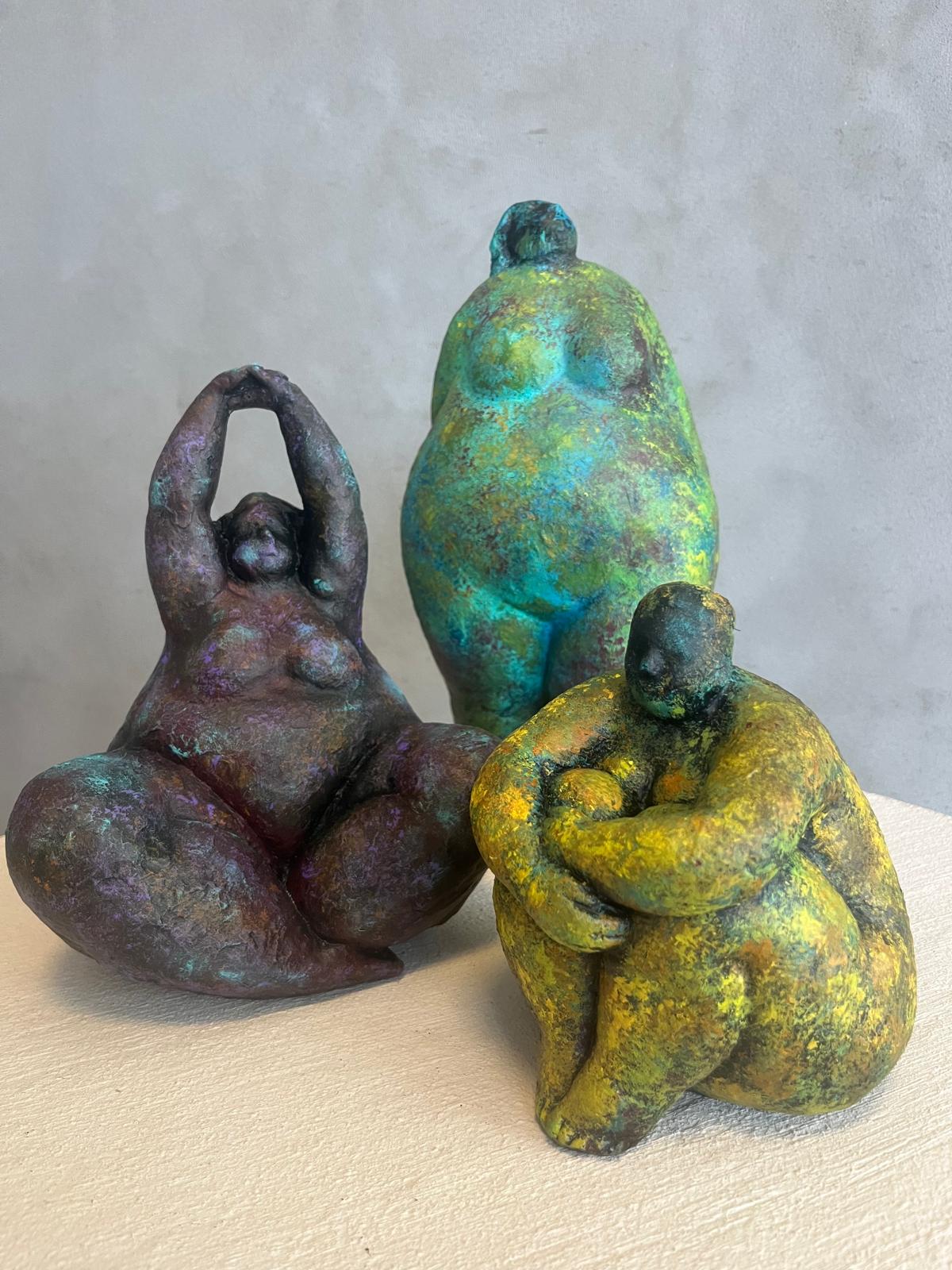 AYAKTA TOMBUL KADIN RENKLİ BİBLO 