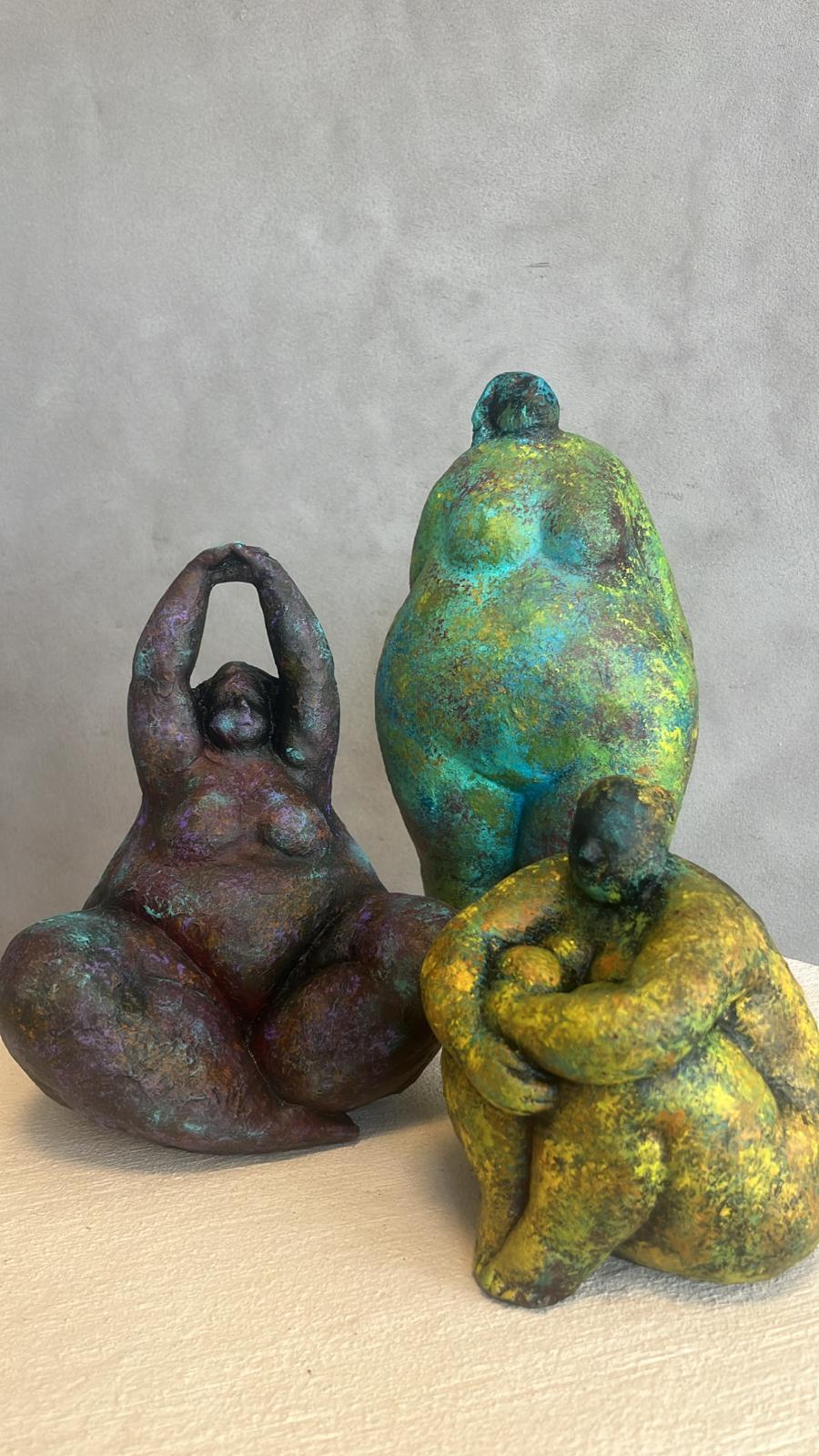 OTURAN TOMBUL KADIN RENKLİ BİBLO