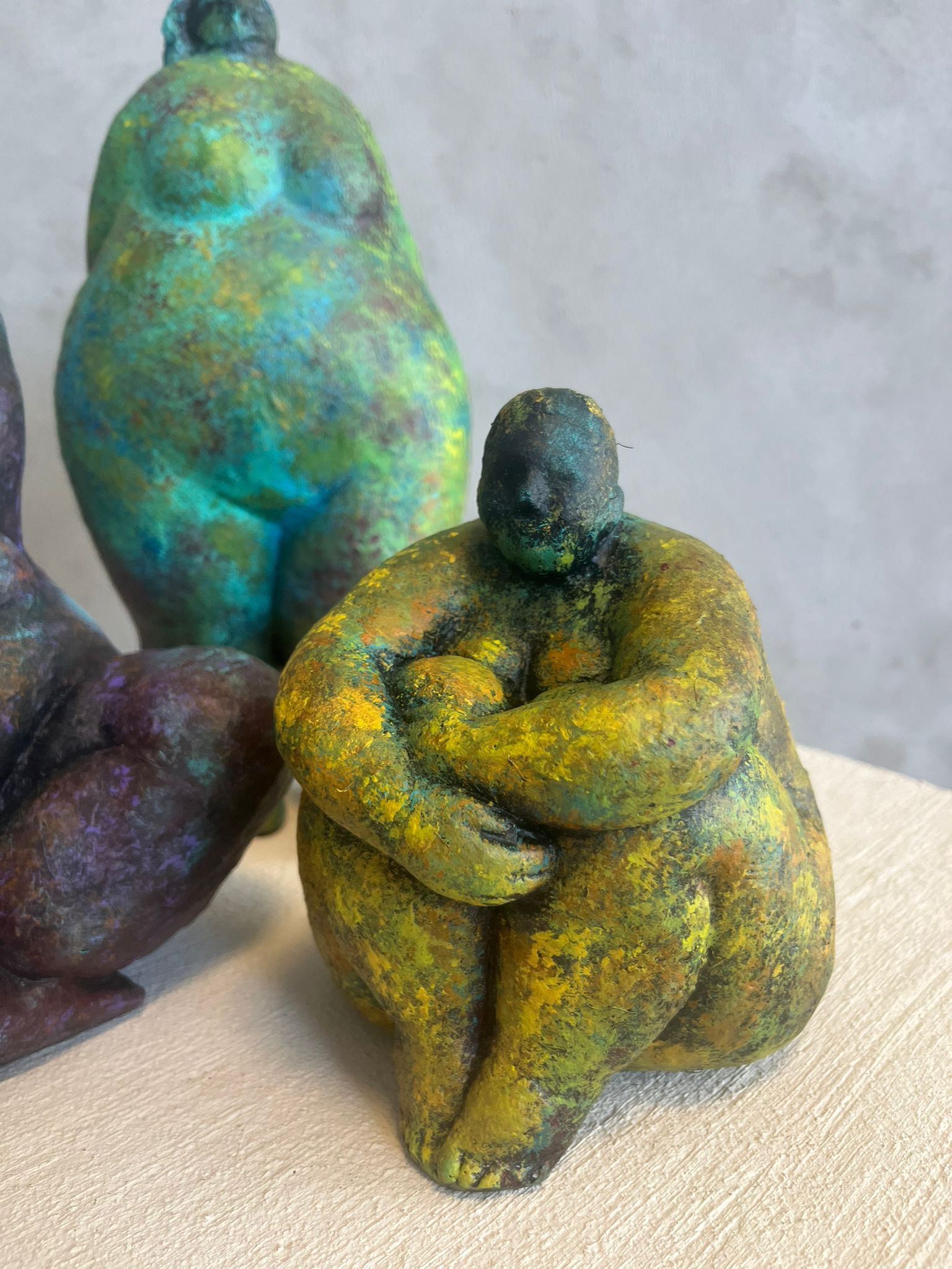 OTURAN TOMBUL KADIN RENKLİ BİBLO