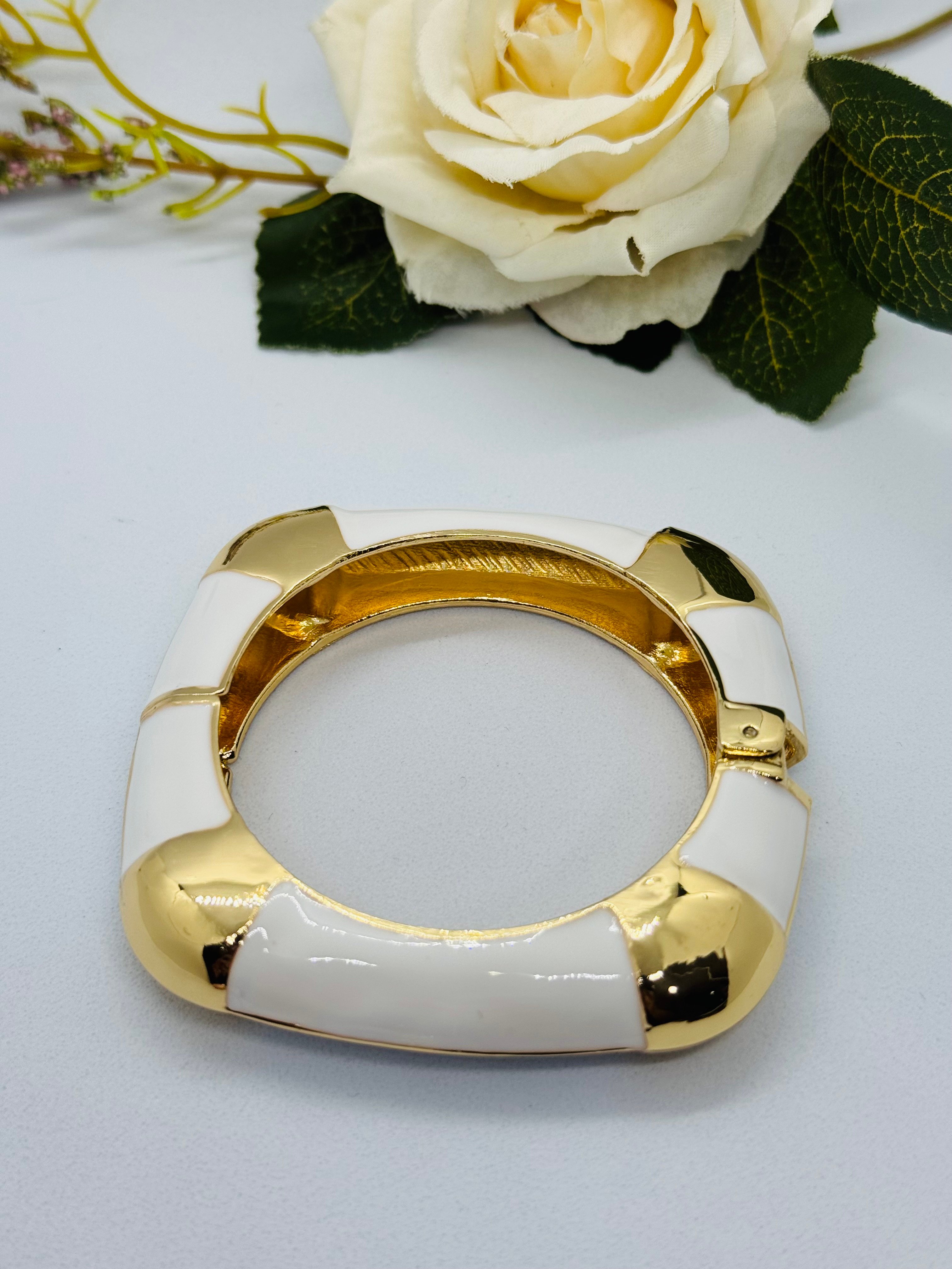 Beyaz gold kare kelepçe