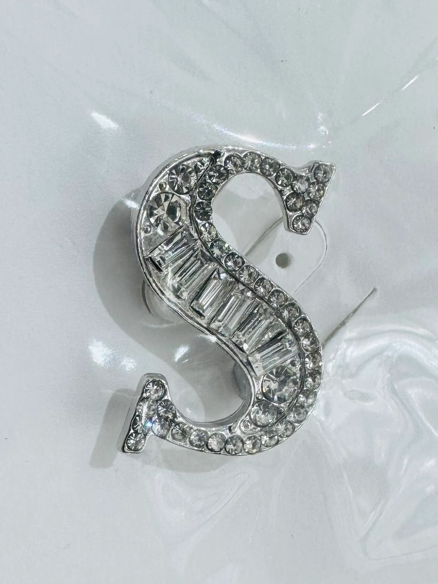 Kararmaz S Harf Taşlı Broş