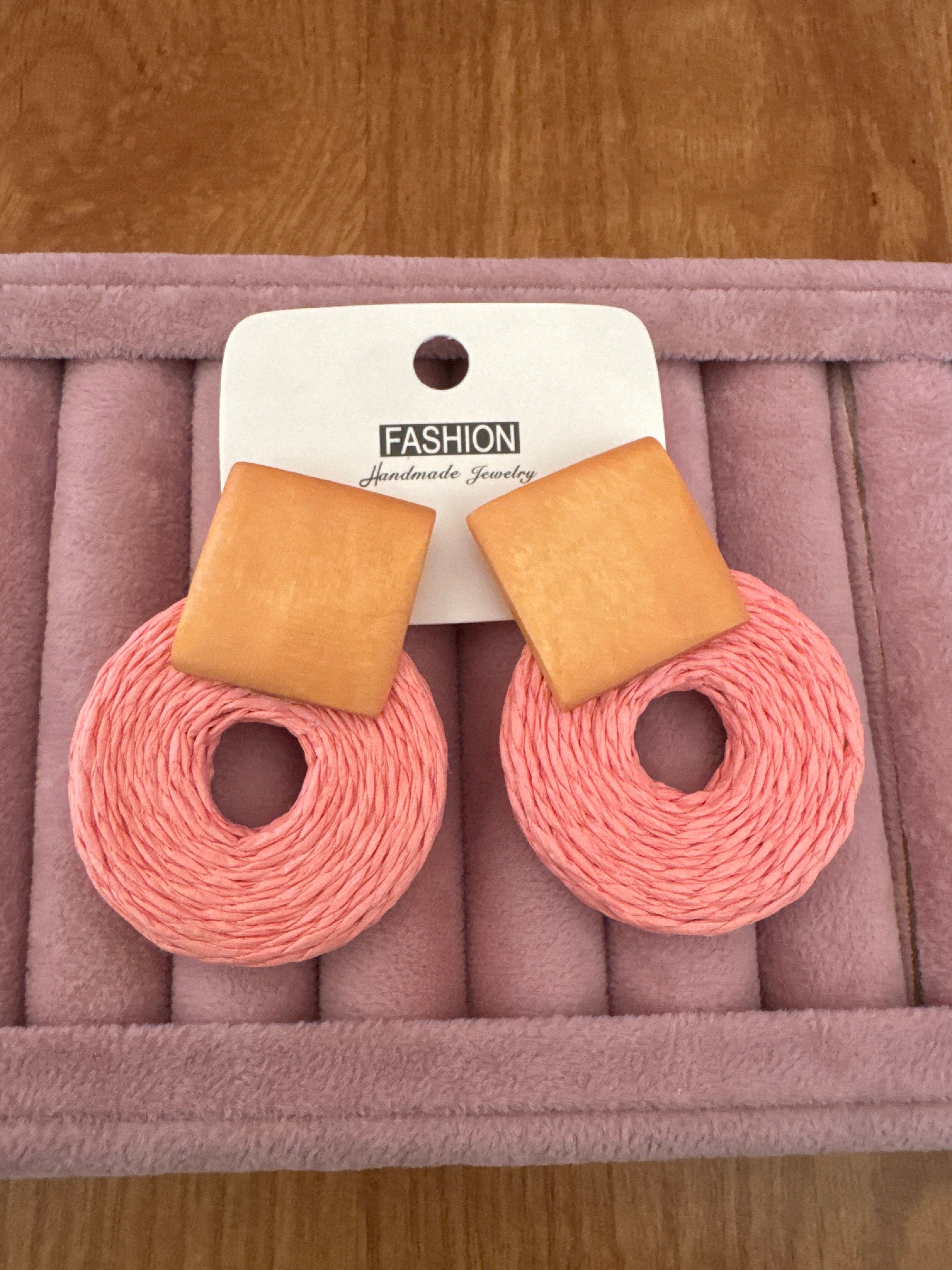 Pembe hasır küpe