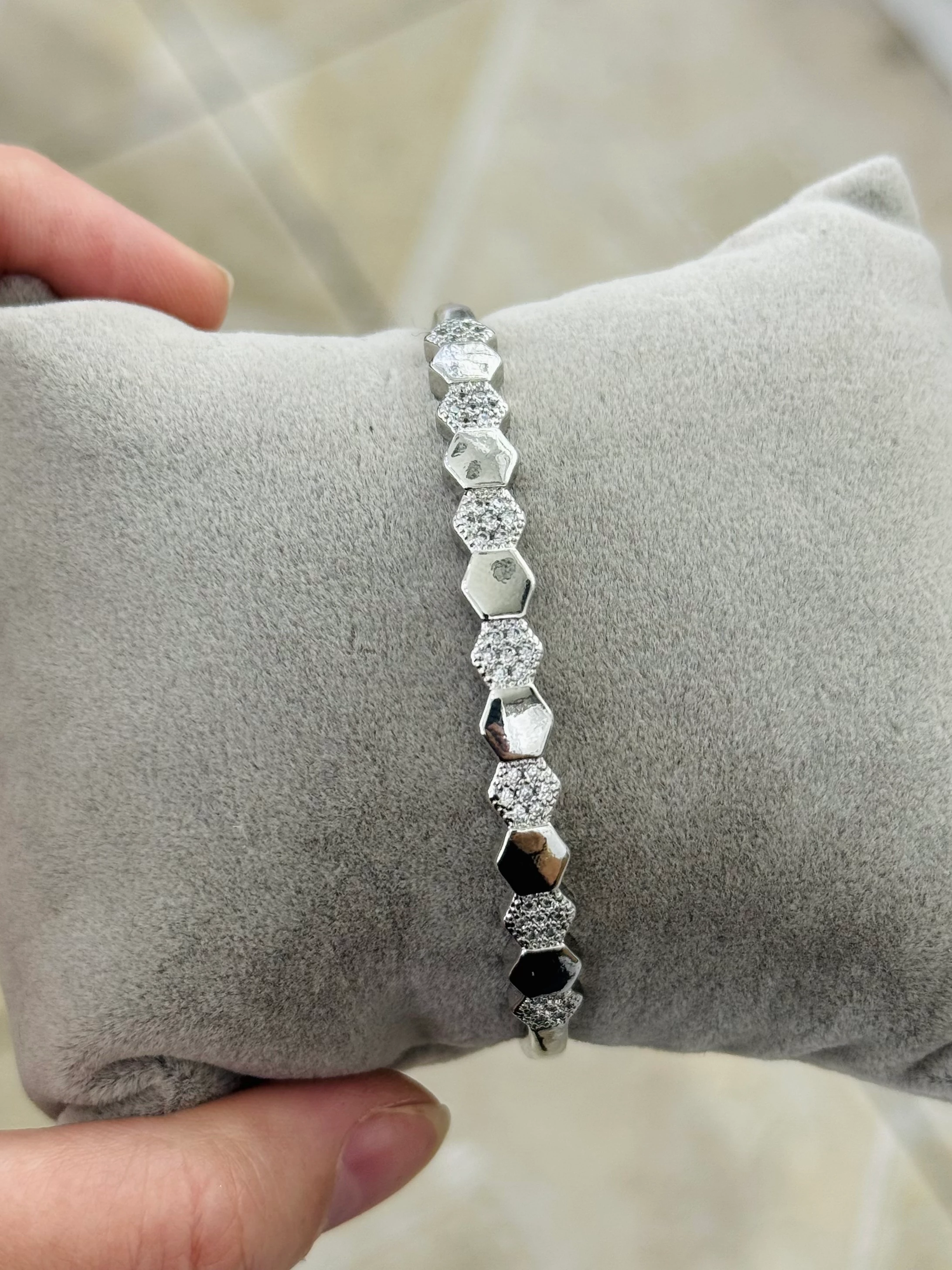 Özel Seri Beyaz Altın Renk Petek Kelepçe