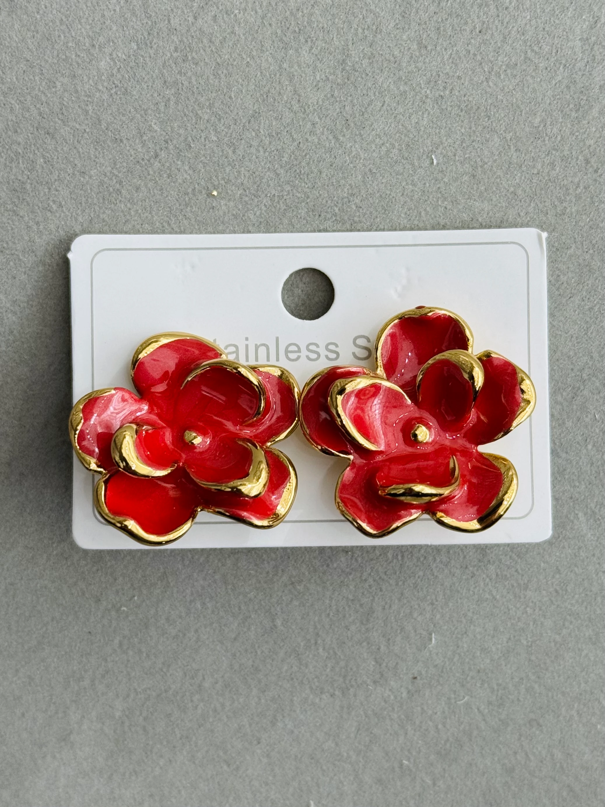 Çelik Kırmızı Gül Çiçek Küpe