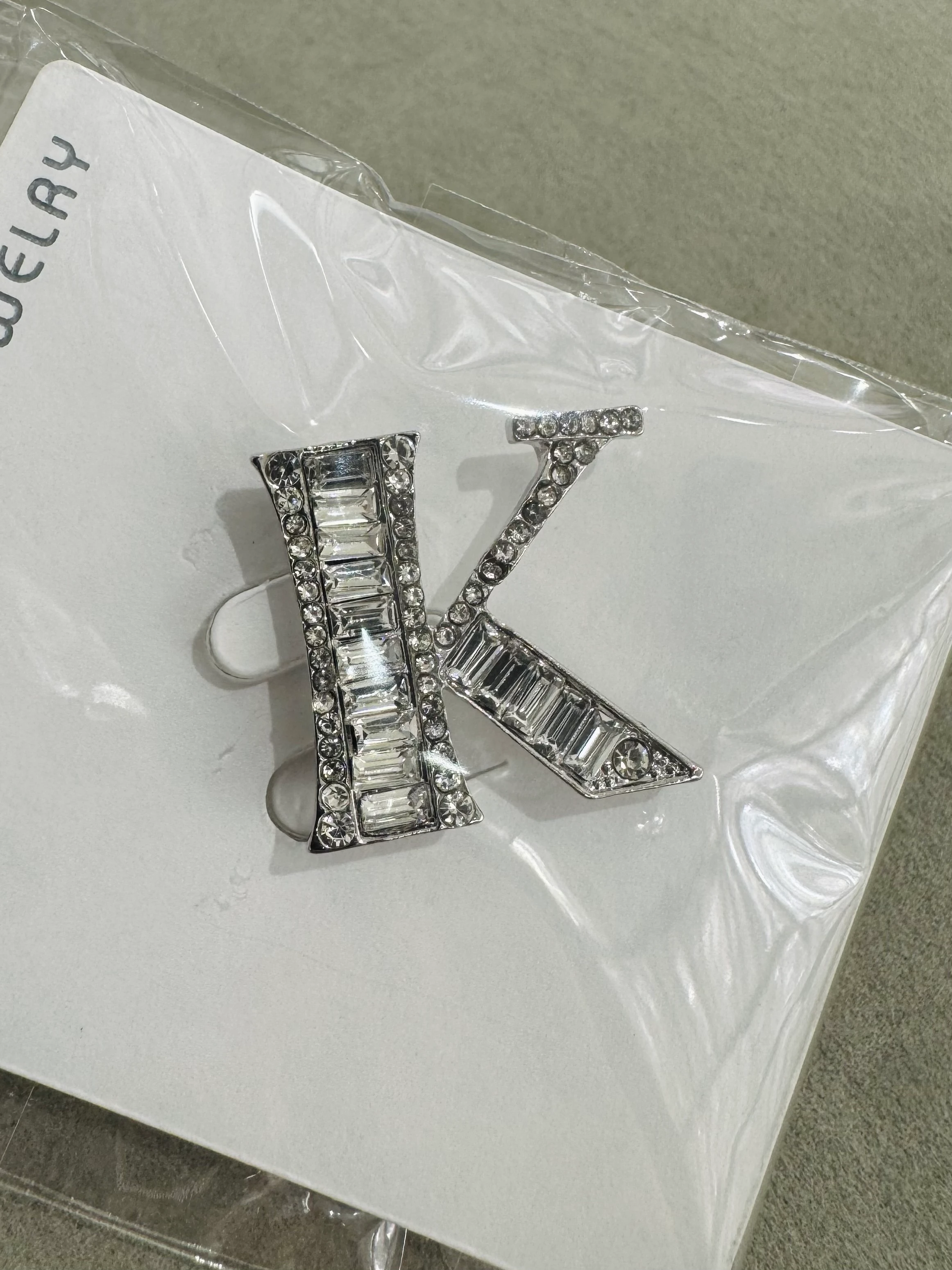 Kararmaz K Harf Taşlı Broş