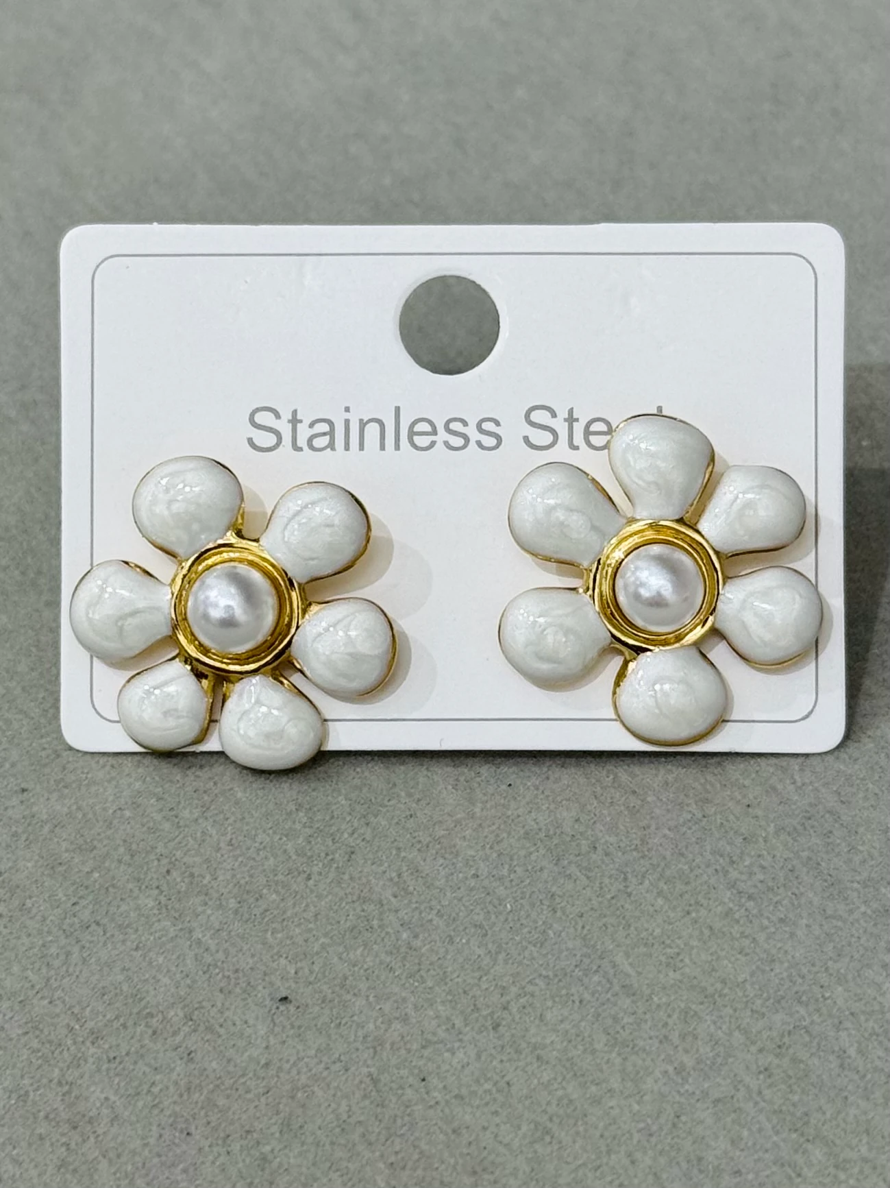 Çelik Beyaz Çiçek Küpe