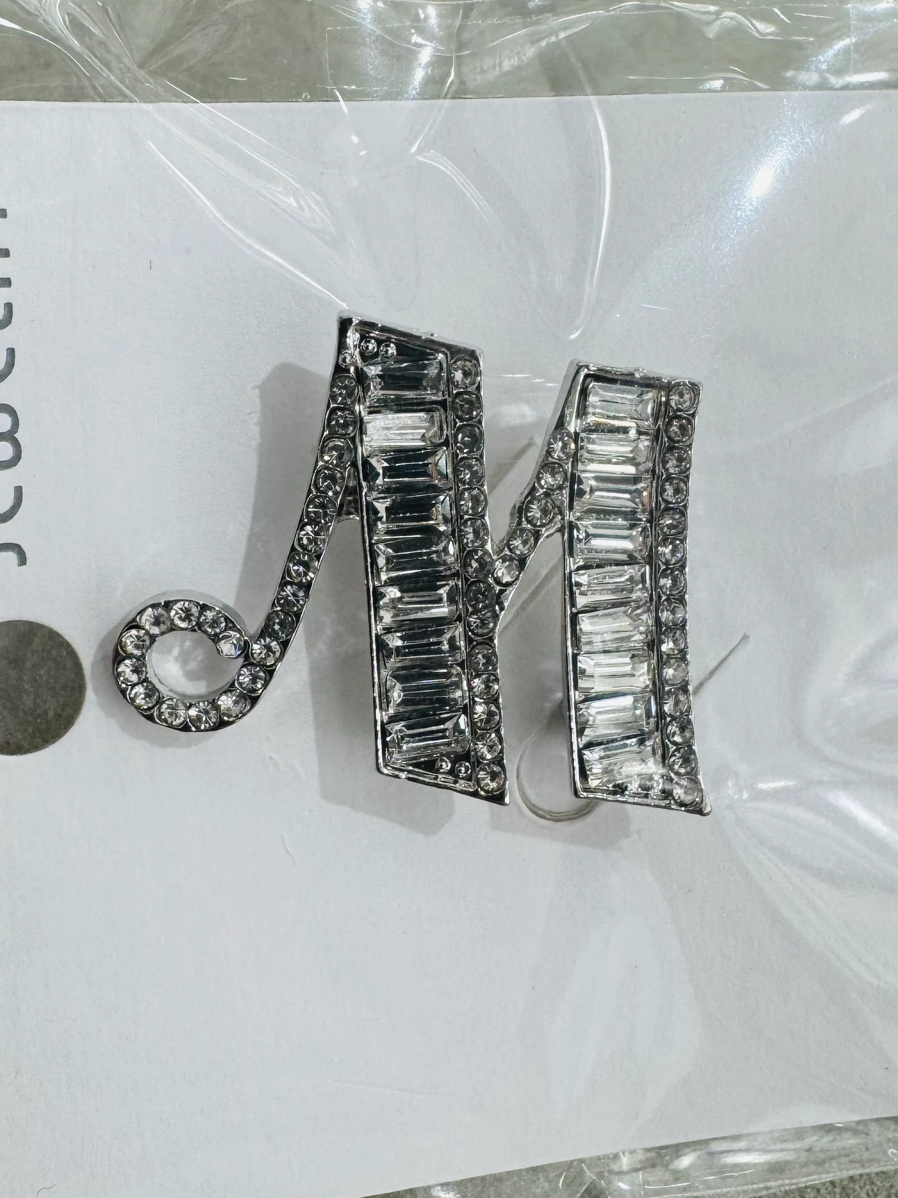 Kararmaz M Harf Taşlı Broş