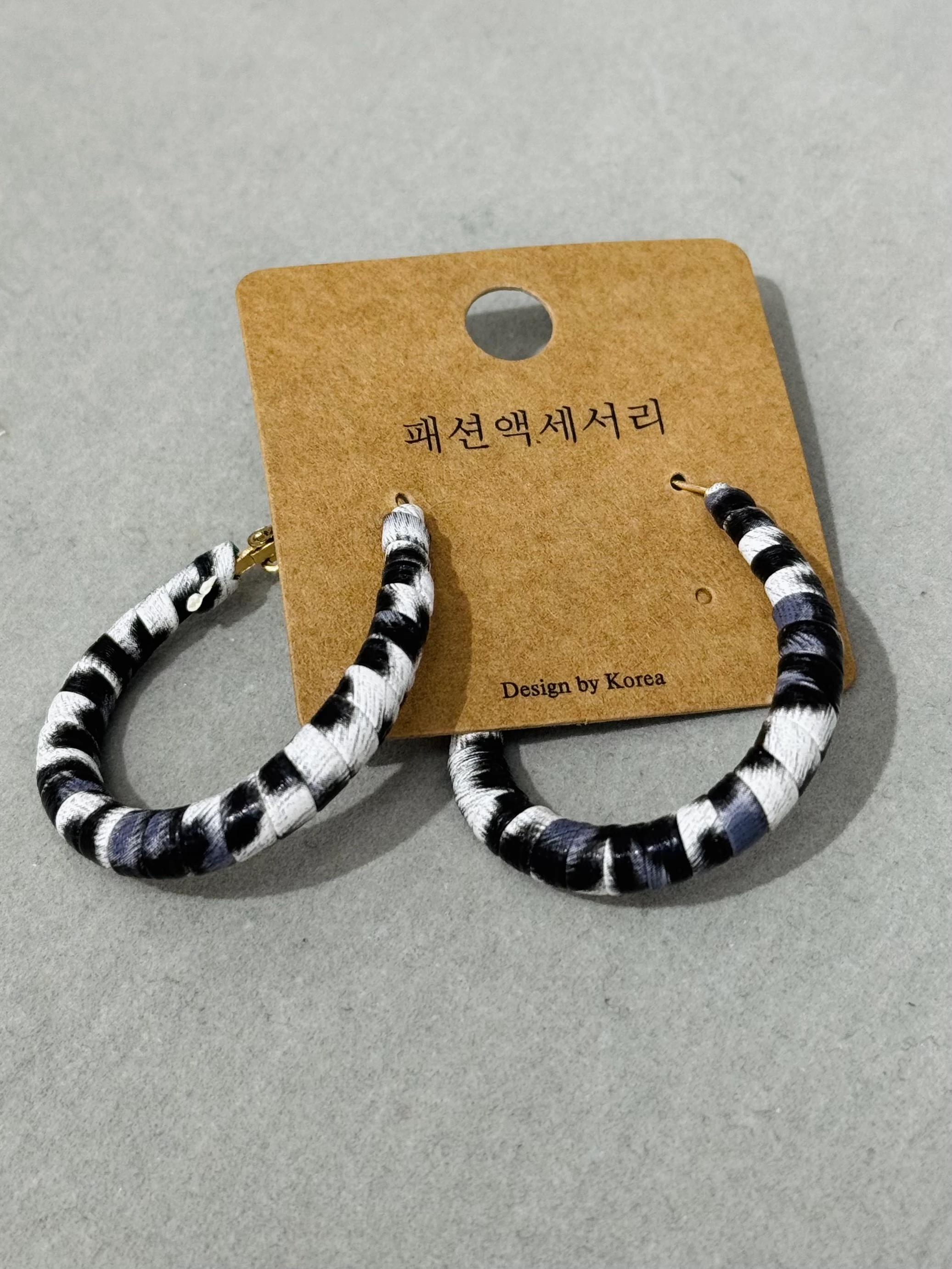 Siyah Beyaz Leopar Halka Küpe