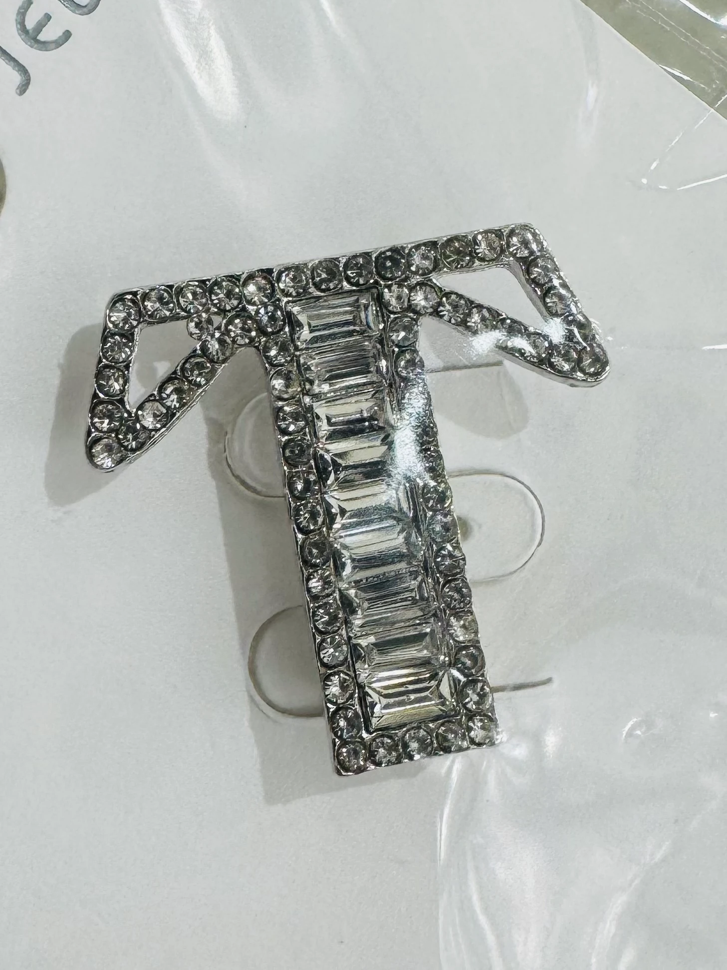 Kararmaz T Harf Taşlı Broş