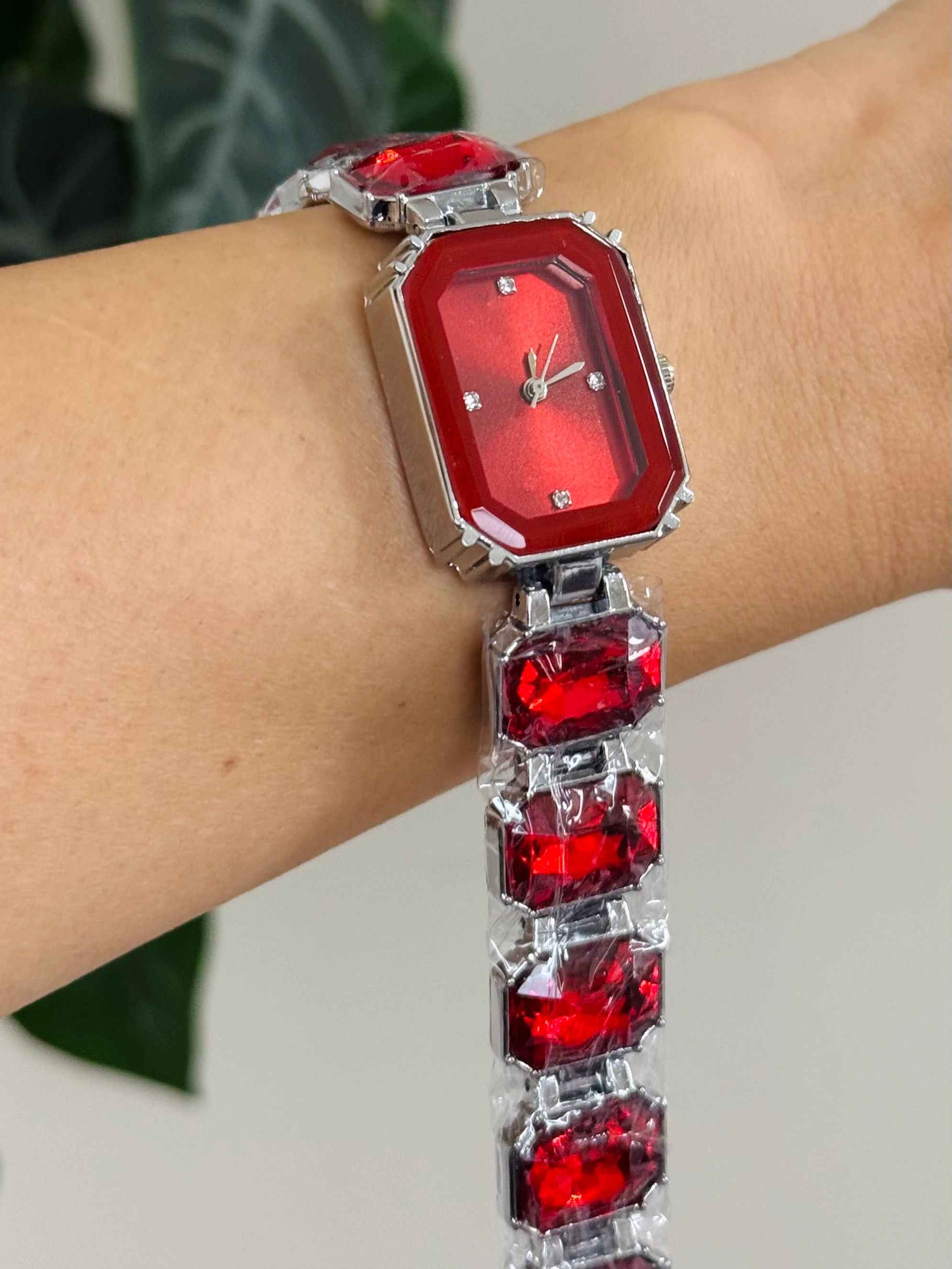 Gümüş Renk Kırmızı Taşlı Saat