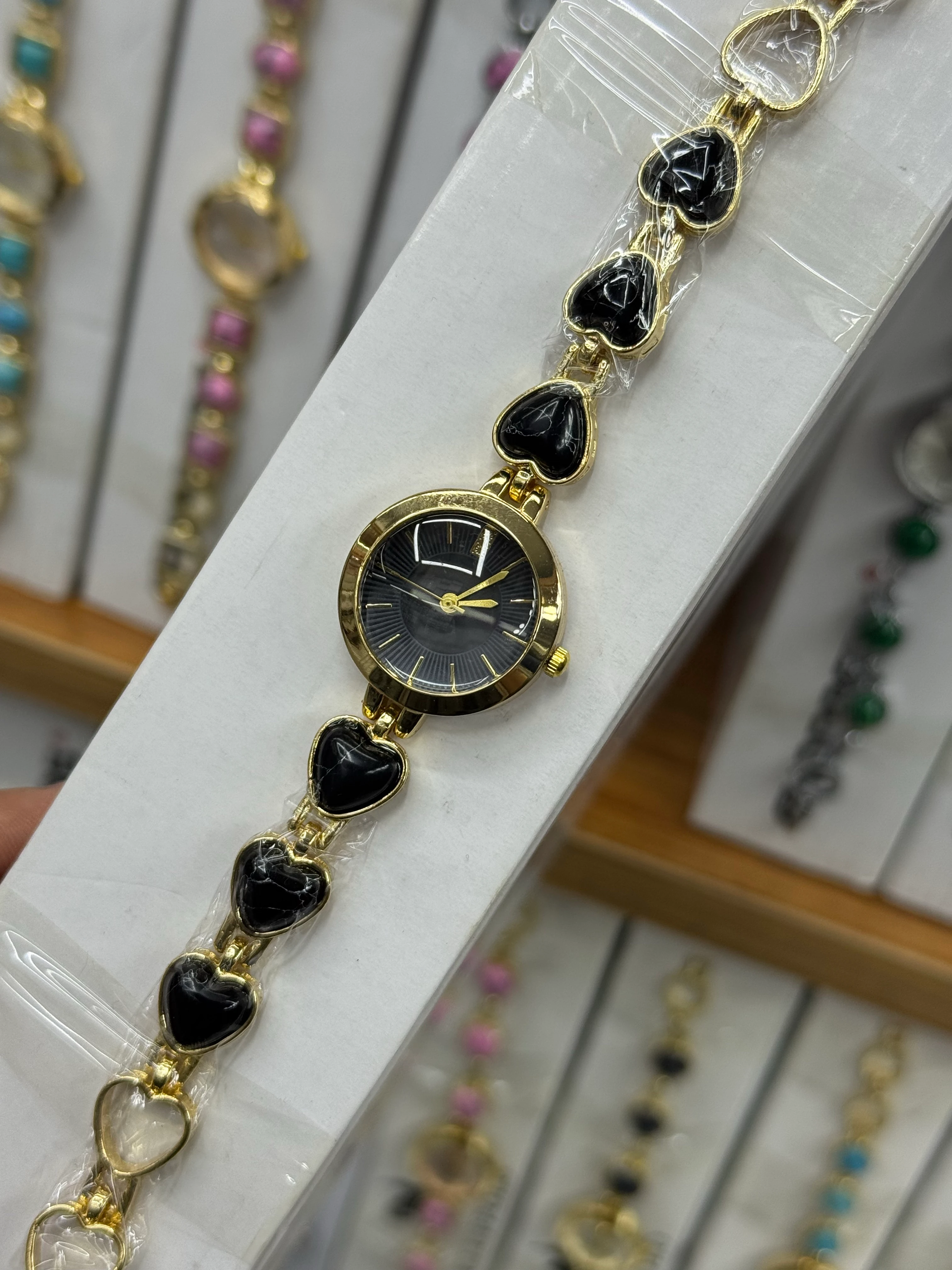 Altın Renk Siyah Taşlı Saat