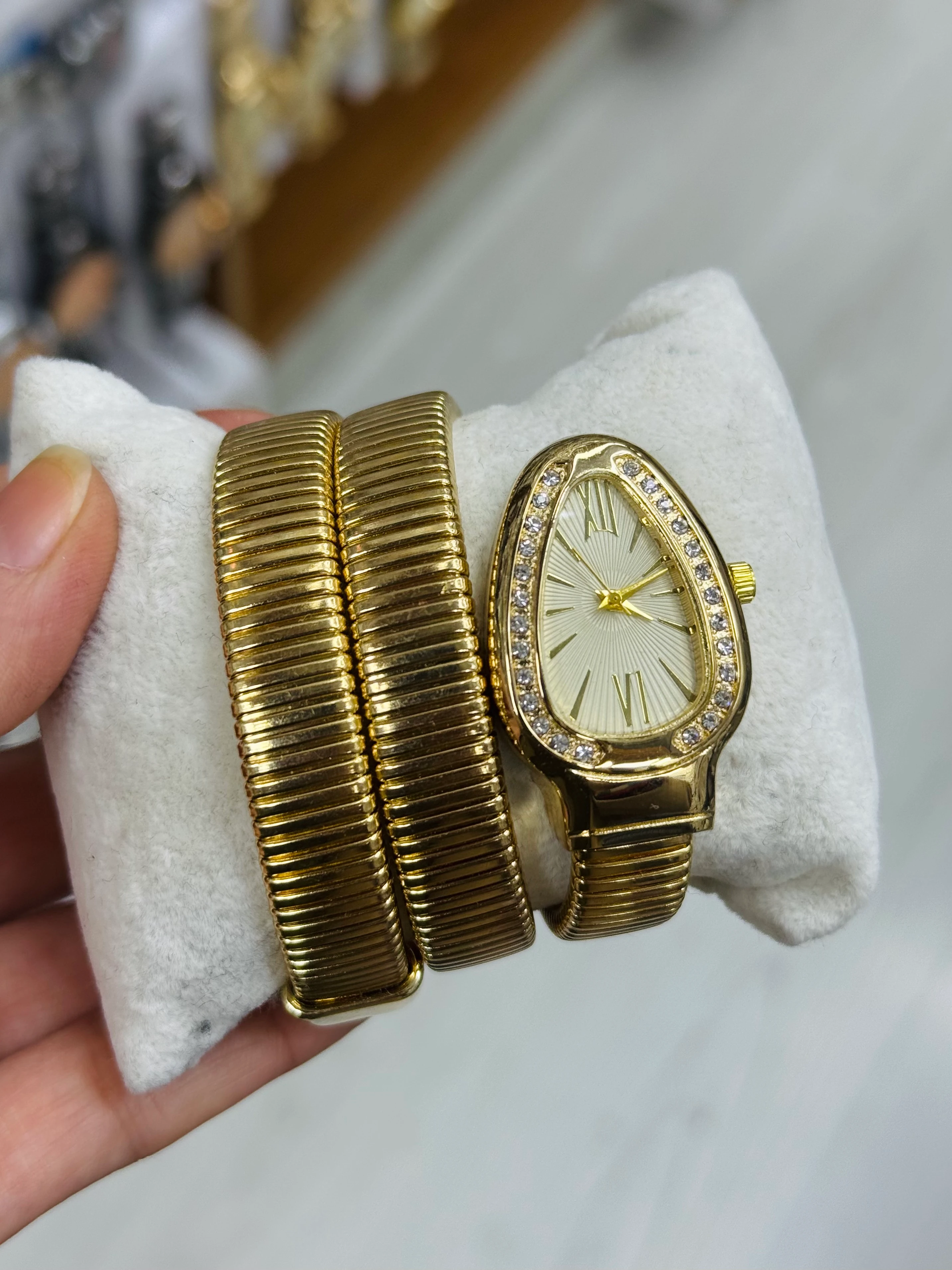 Altın Renk Beyaz İç Yılan Saat