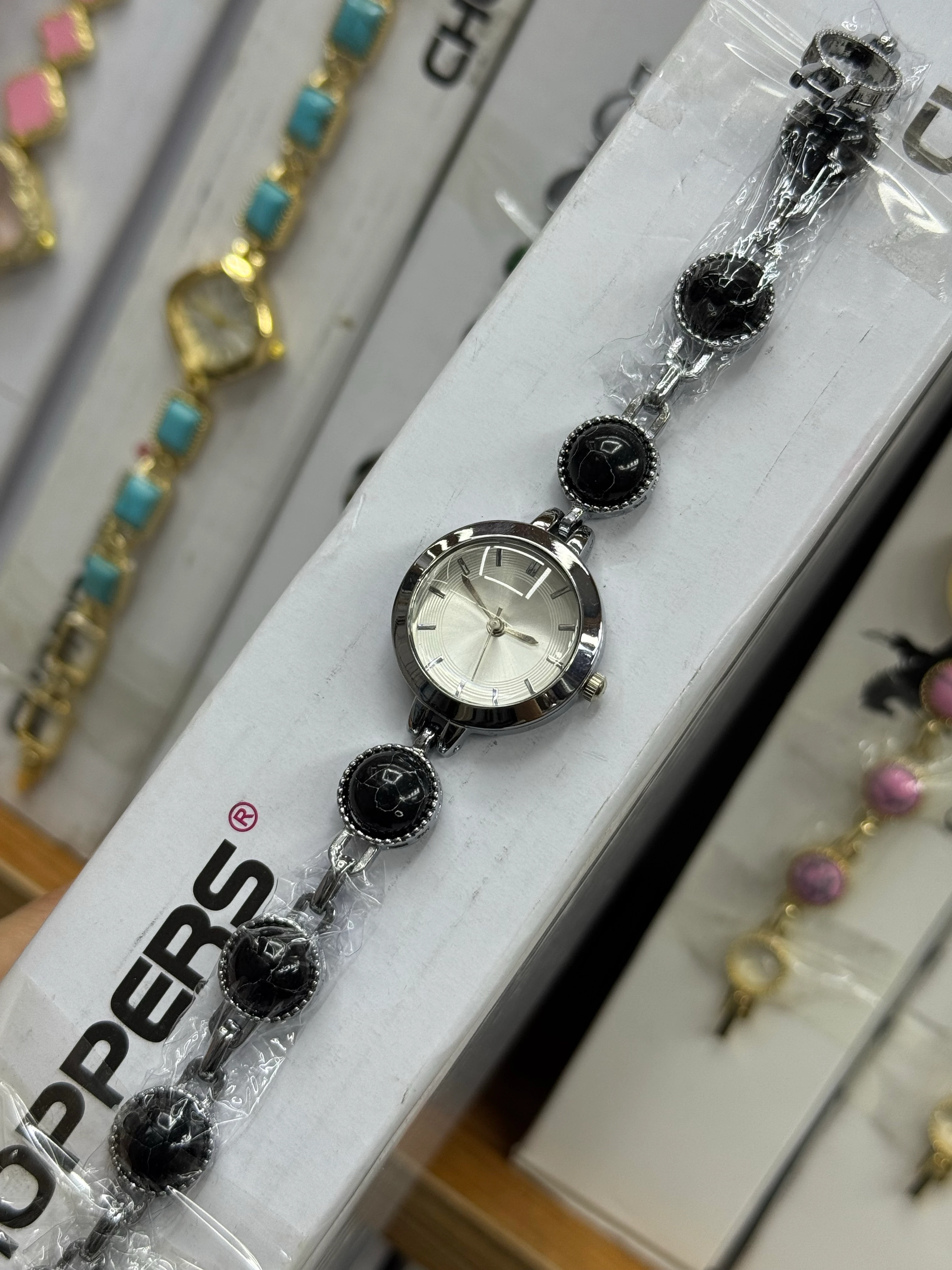 Gümüş Renk Siyah Taşlı Saat