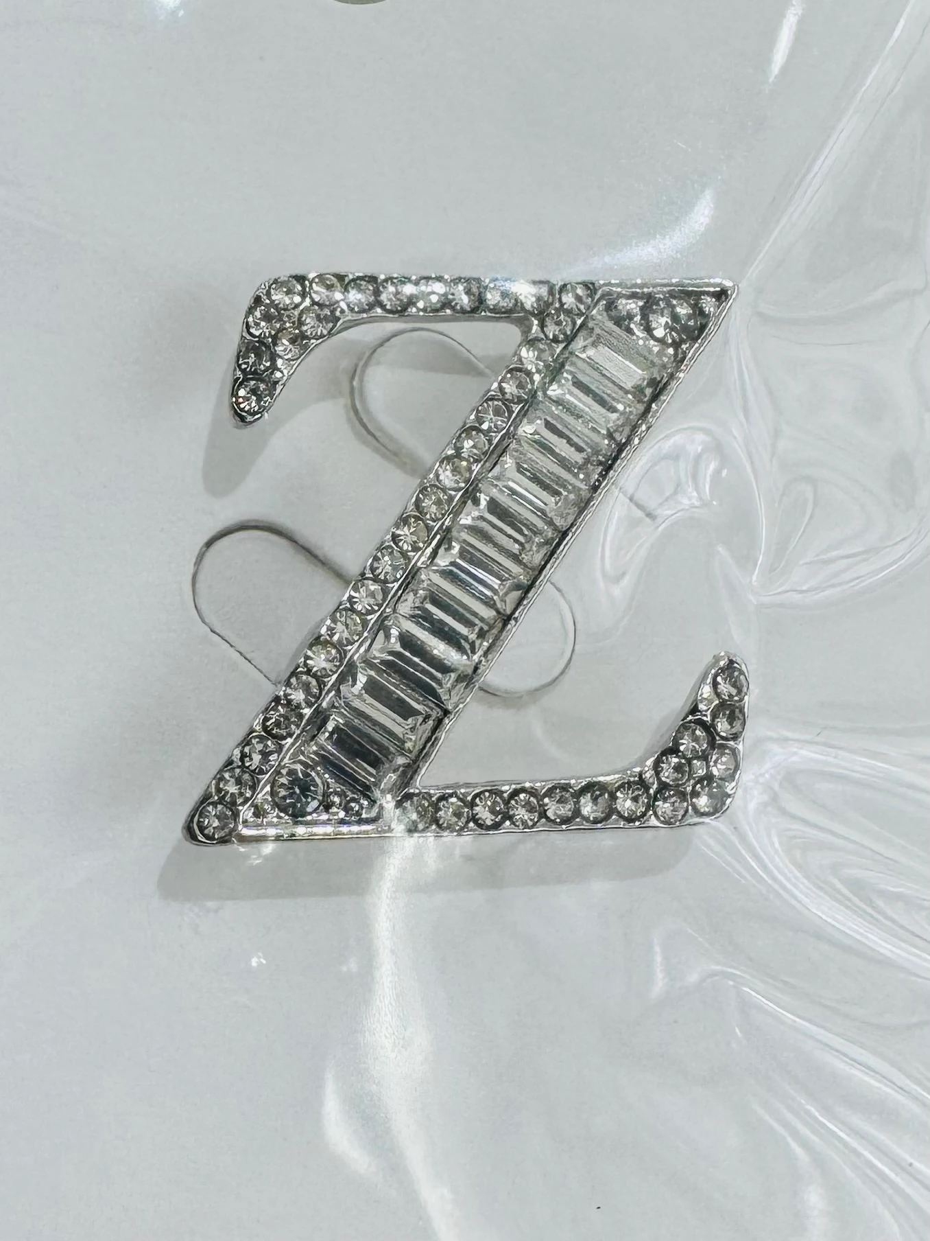 Kararmaz Z Harf Taşlı Broş