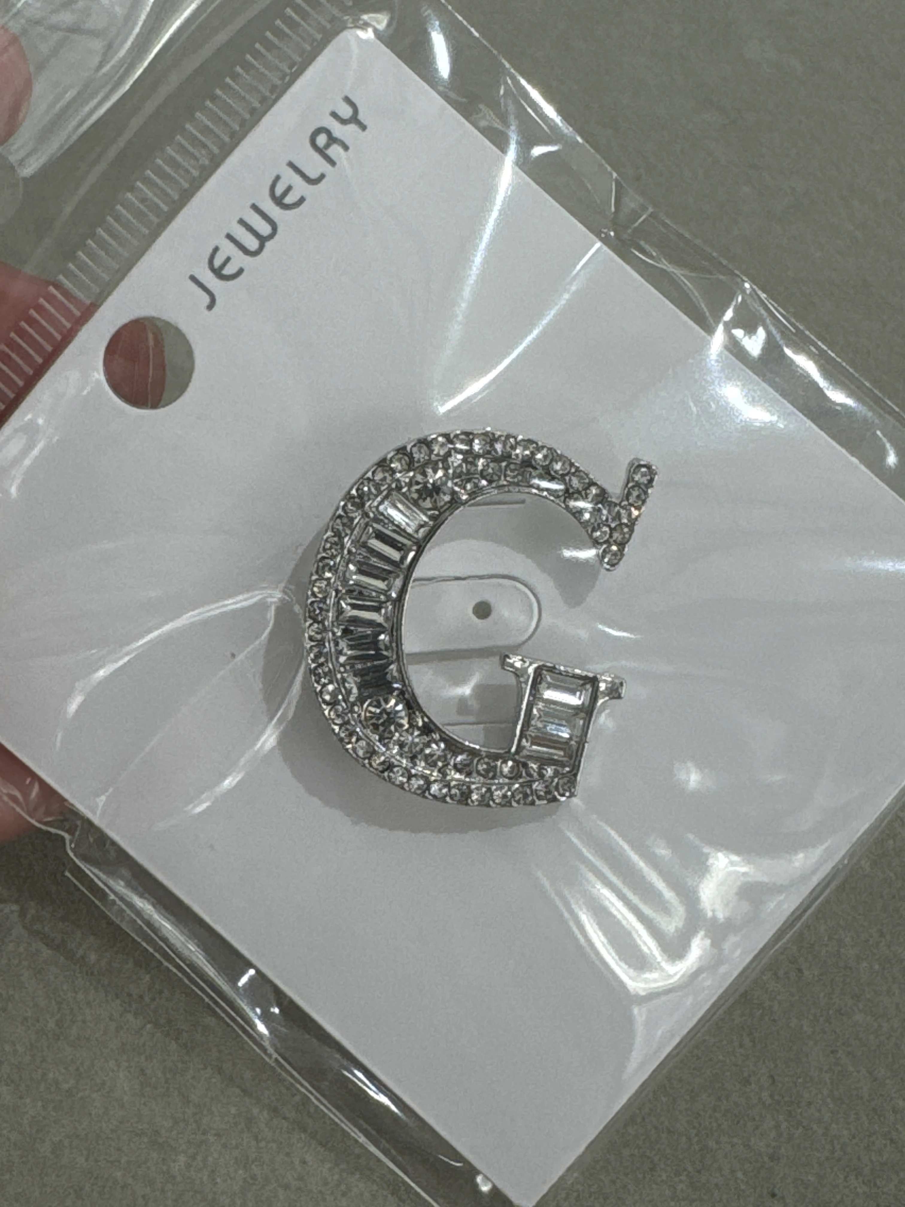 Kararmaz G Harf Taşlı Broş