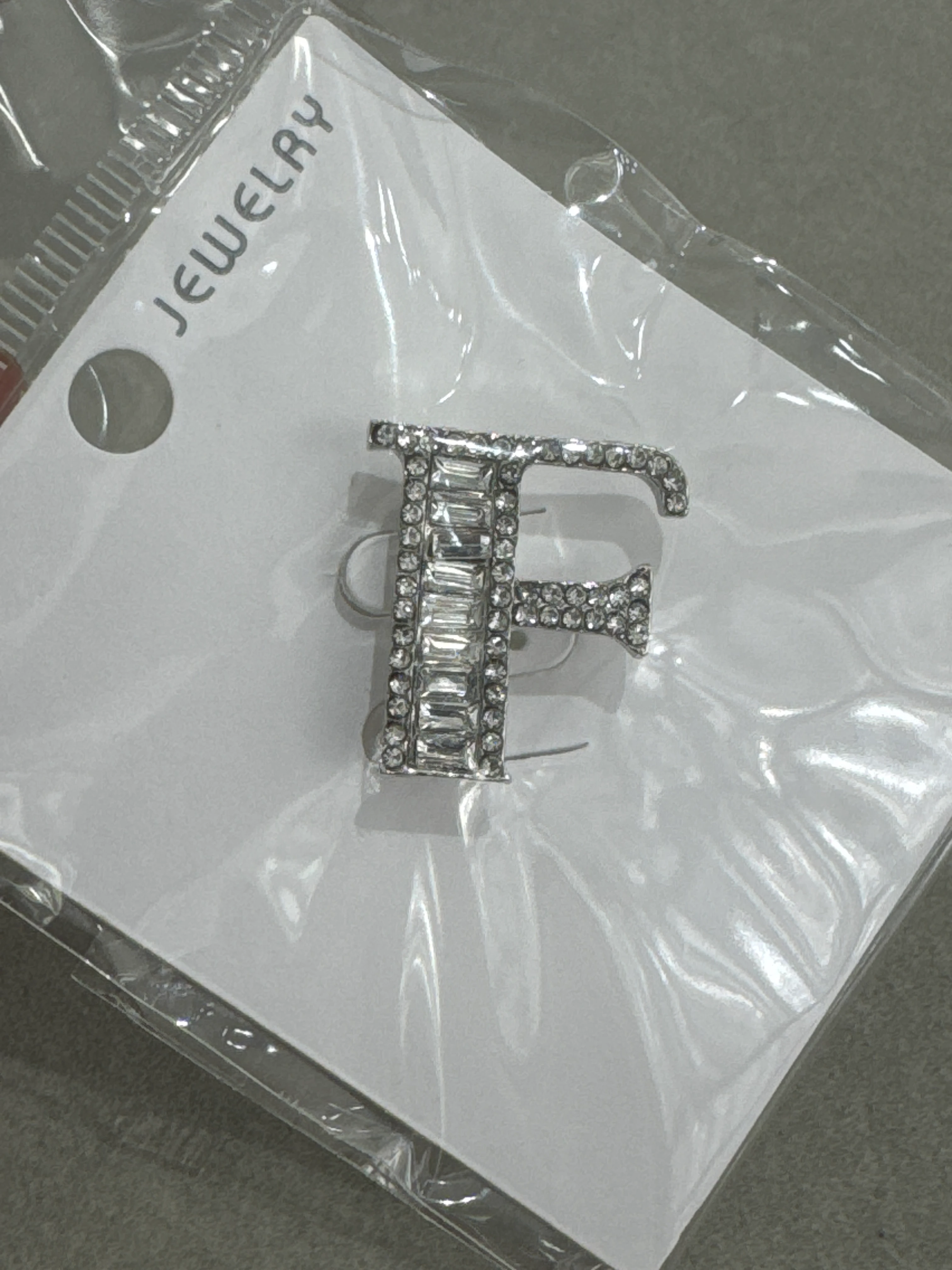 Kararmaz F Harf Taşlı Broş