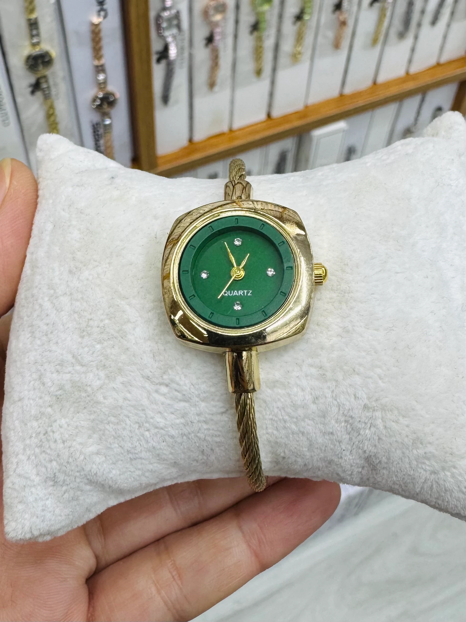 Altın Renk Yeşil İç Saat