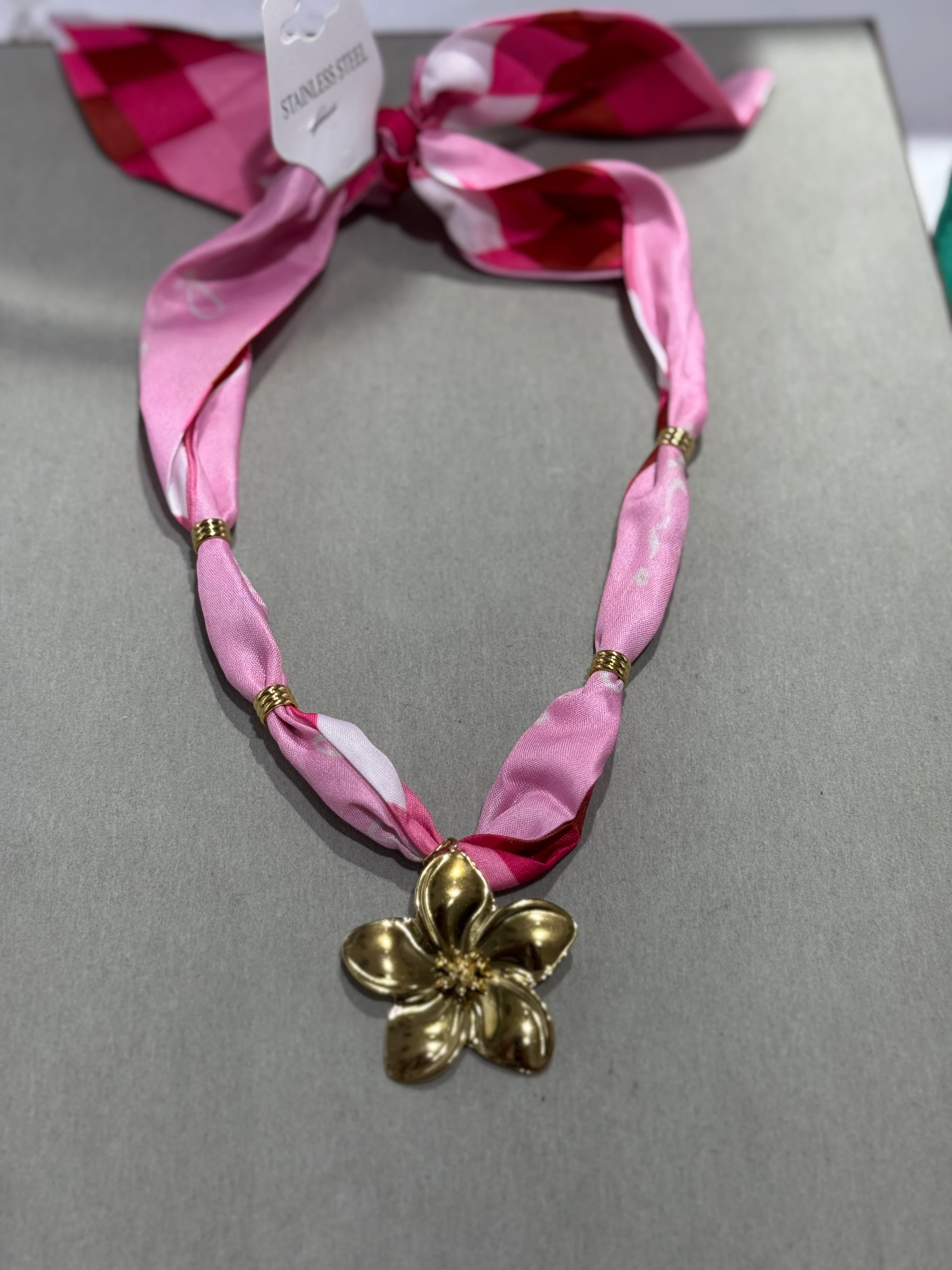 Çelik Fularlı Çiçek Kolye