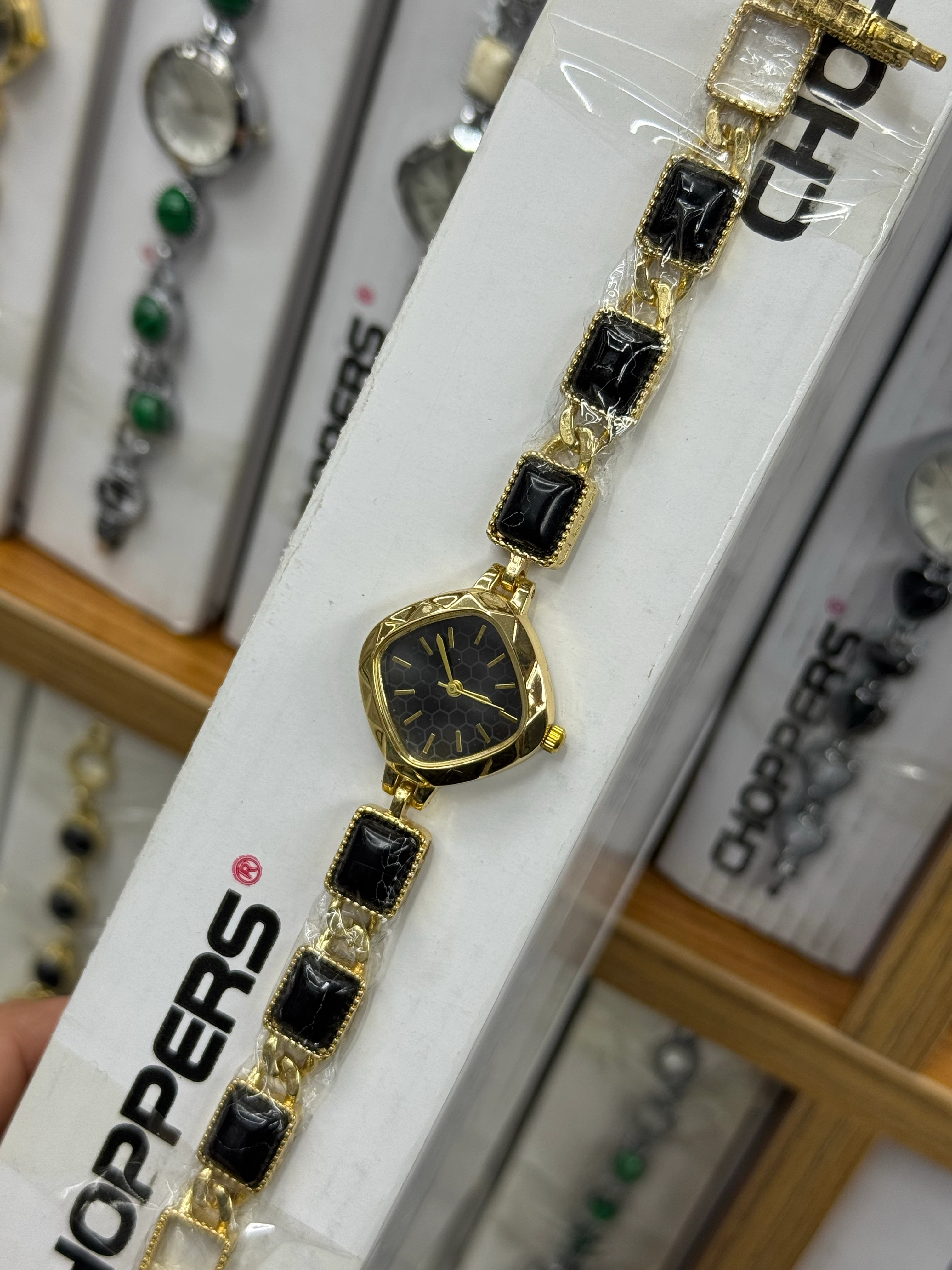 Altın Renk Siyah Taşlı Saat