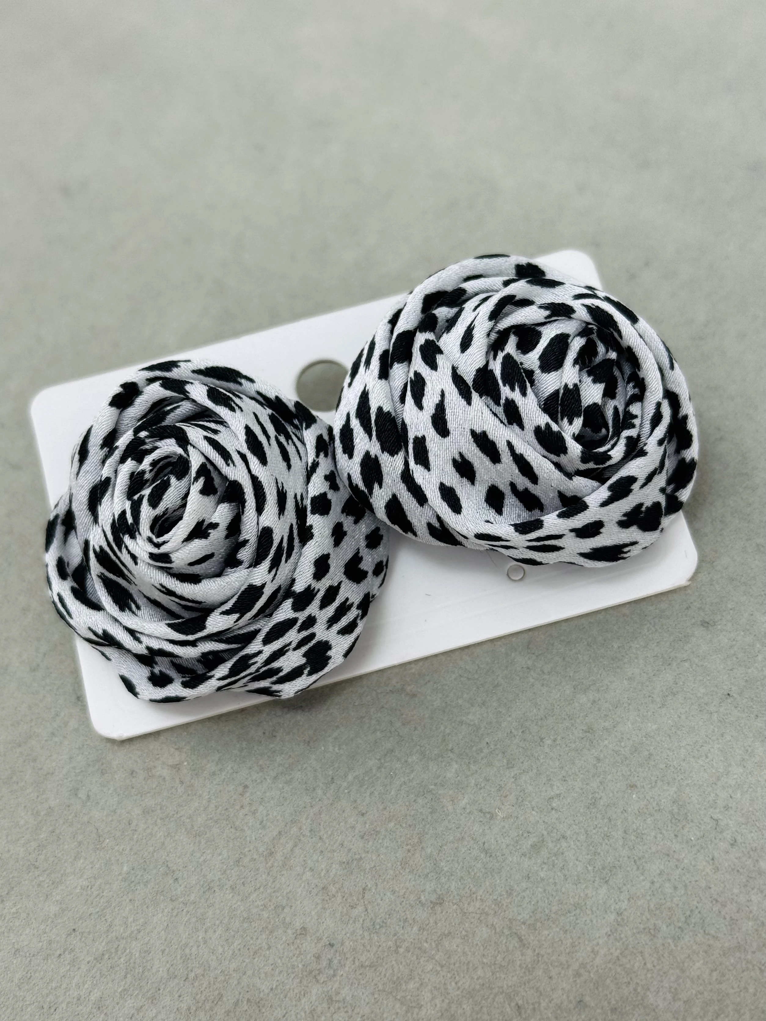 Siyah Beyaz Leopar Gül Küpe