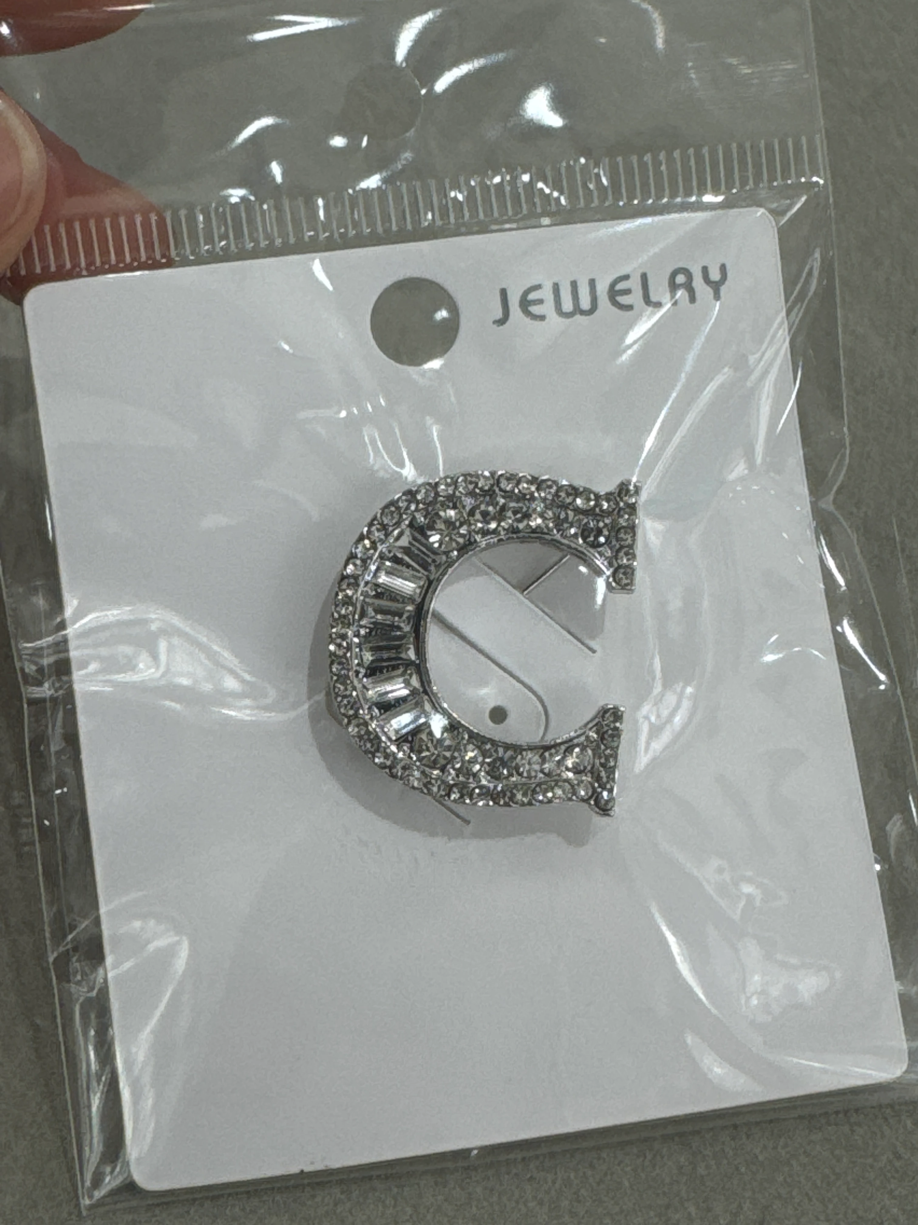 Kararmaz C Harf Taşlı Broş