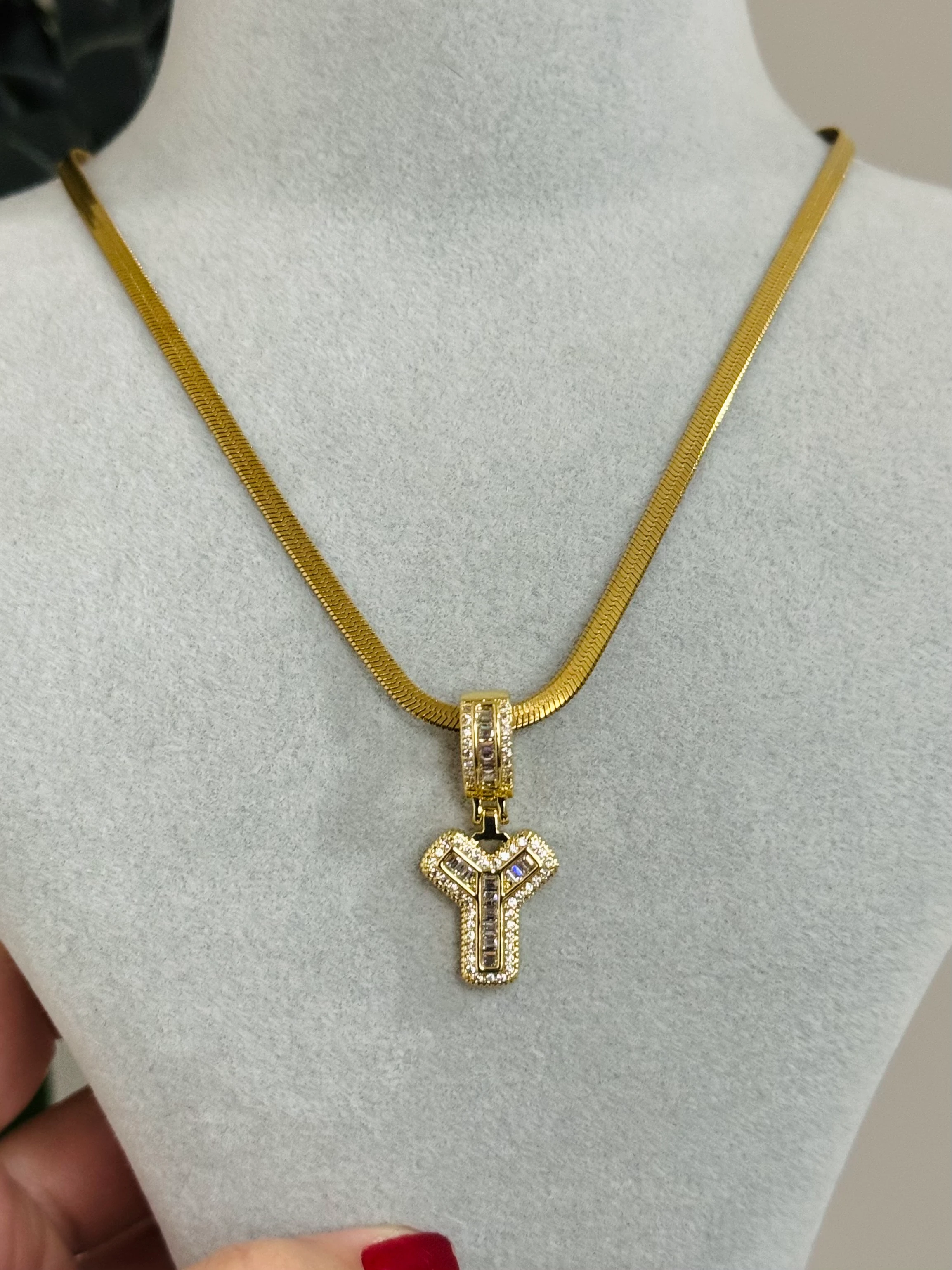 Çelik Taşlı Y Harfi Kolye