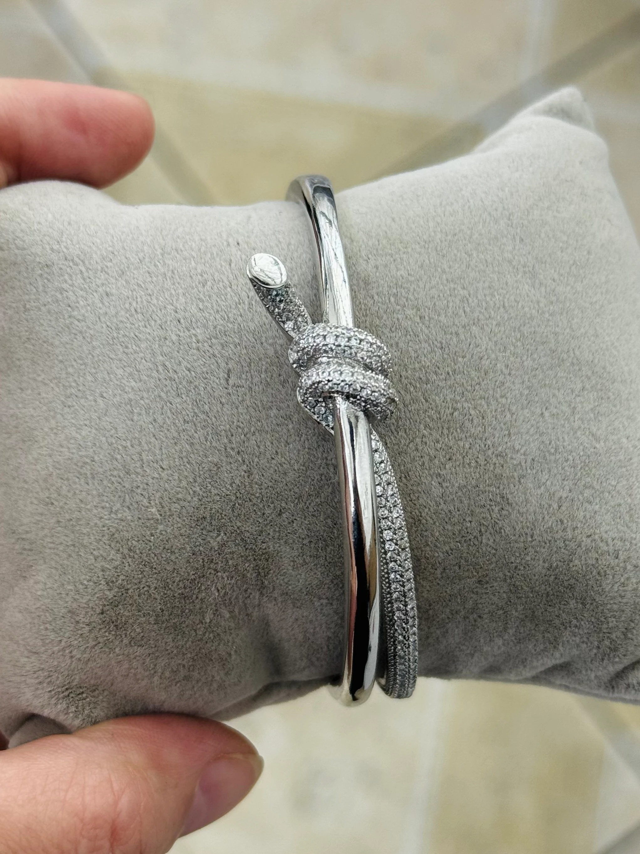 Özel Seri Beyaz Altın Renk Düğüm Kelepçe