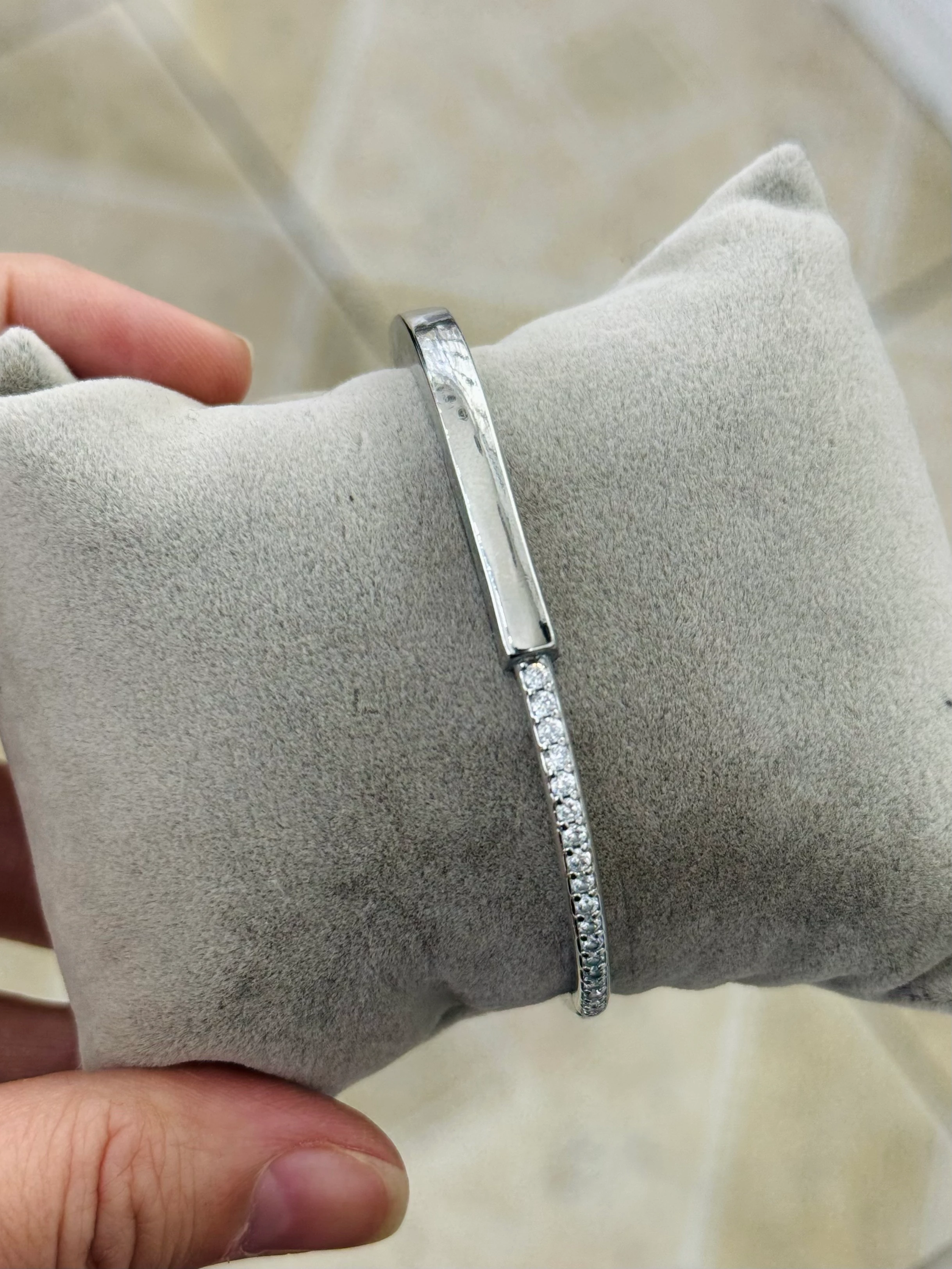 Özel Seri Beyaz Altın Renk Yarı Taşlı Kelepçe