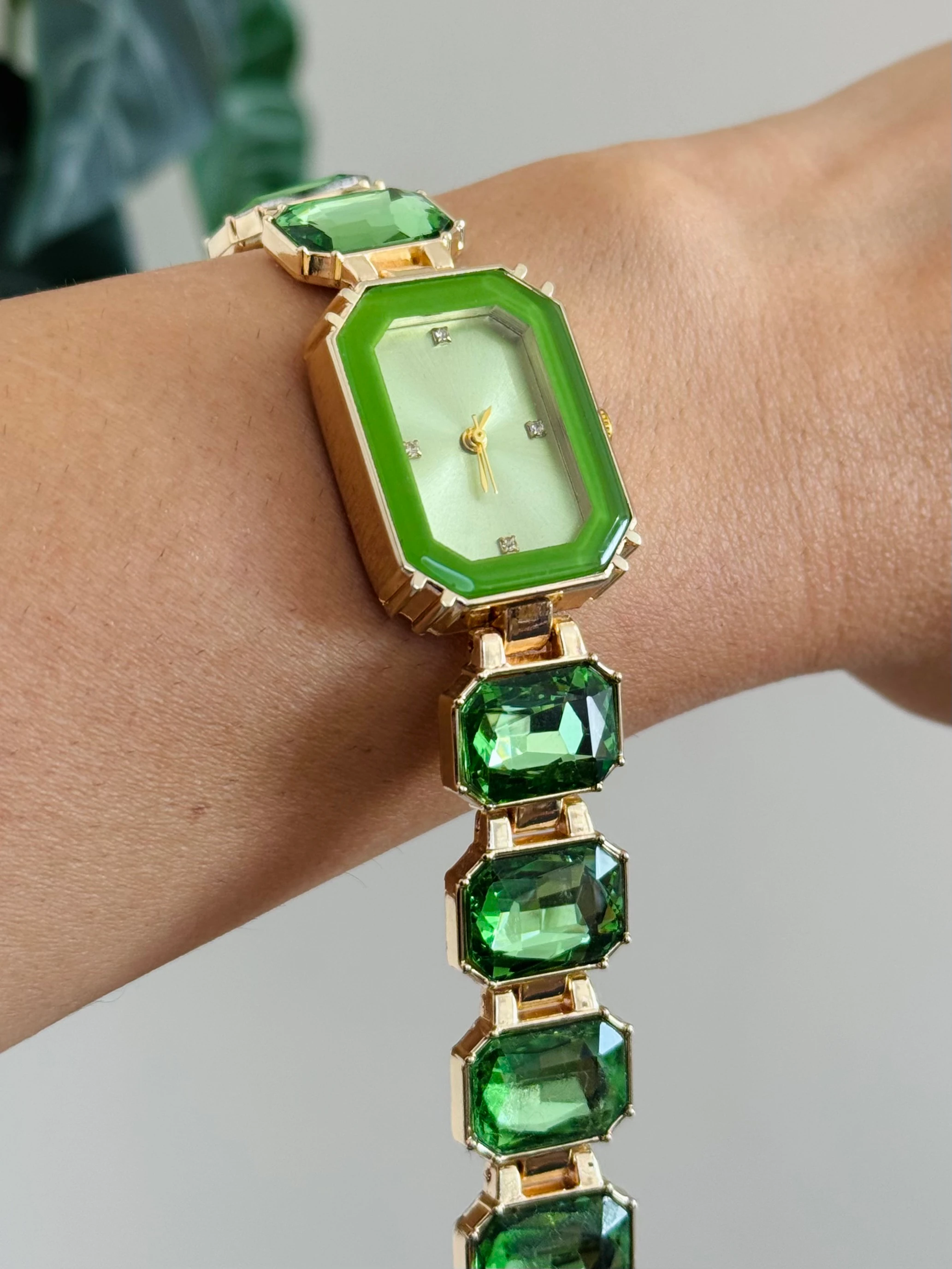 Altın Renk Yeşil Taşlı Saat