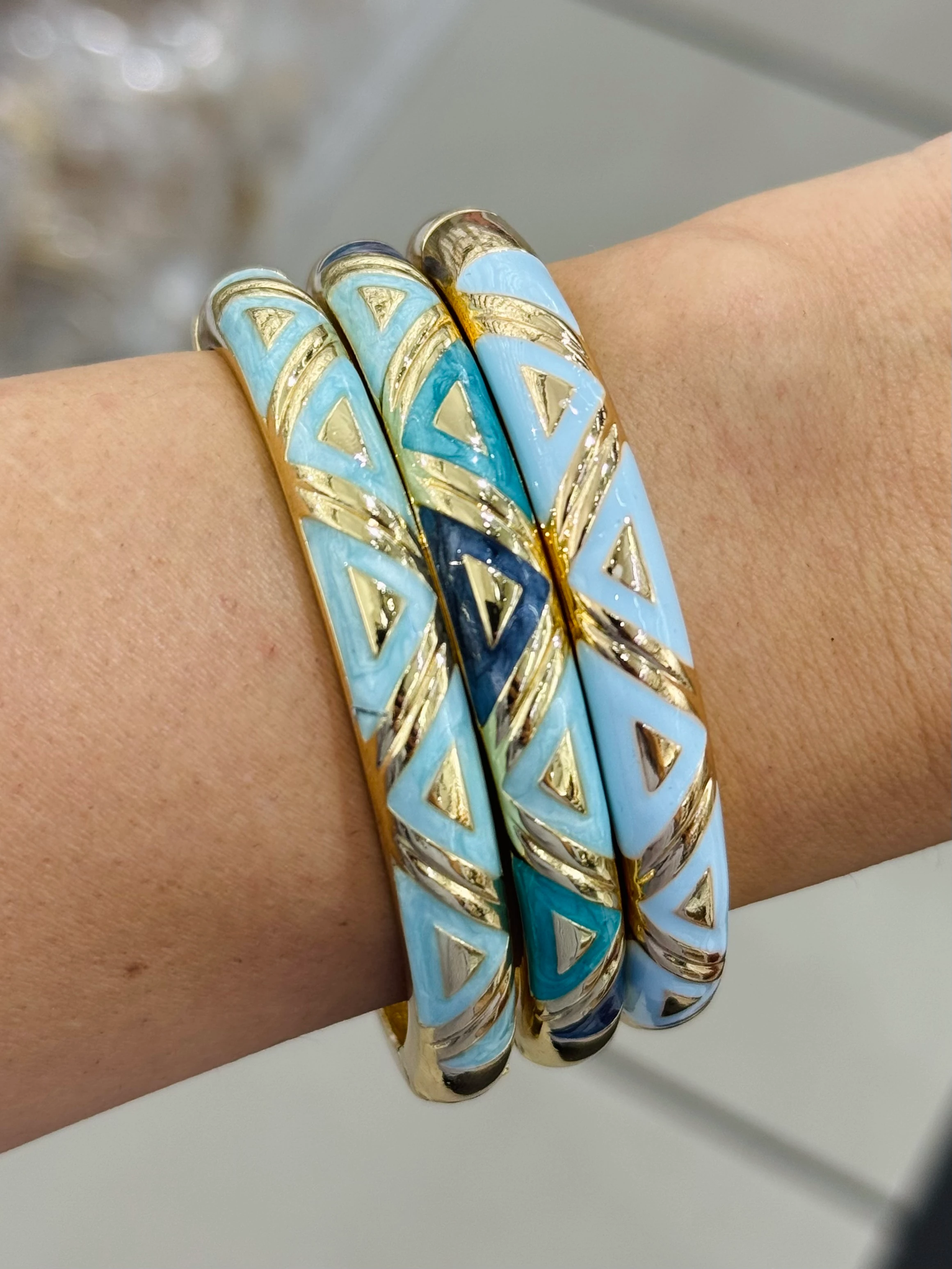 Mavi Tonları V Model Kelepçe Kombin