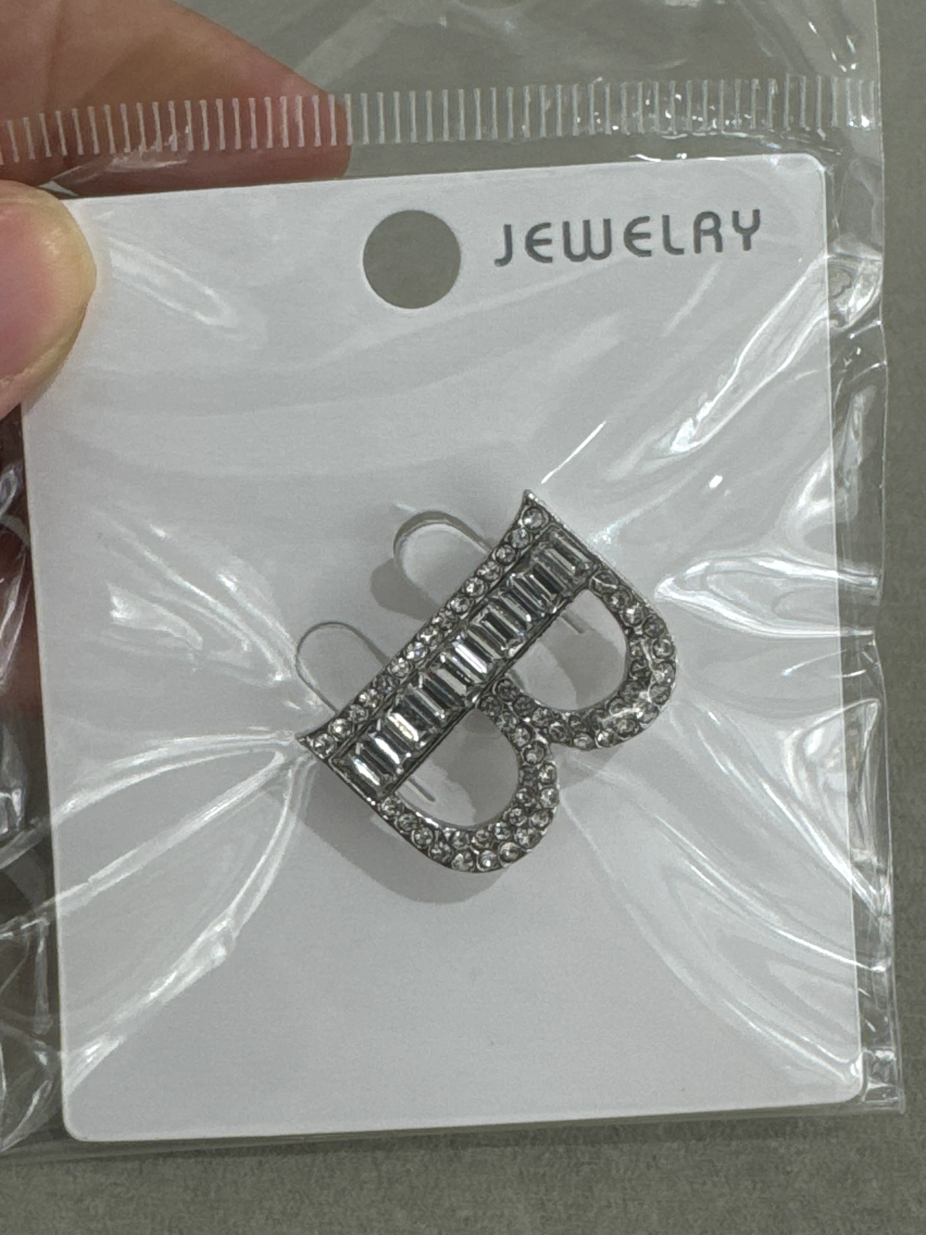 Kararmaz B Harf Taşlı Broş