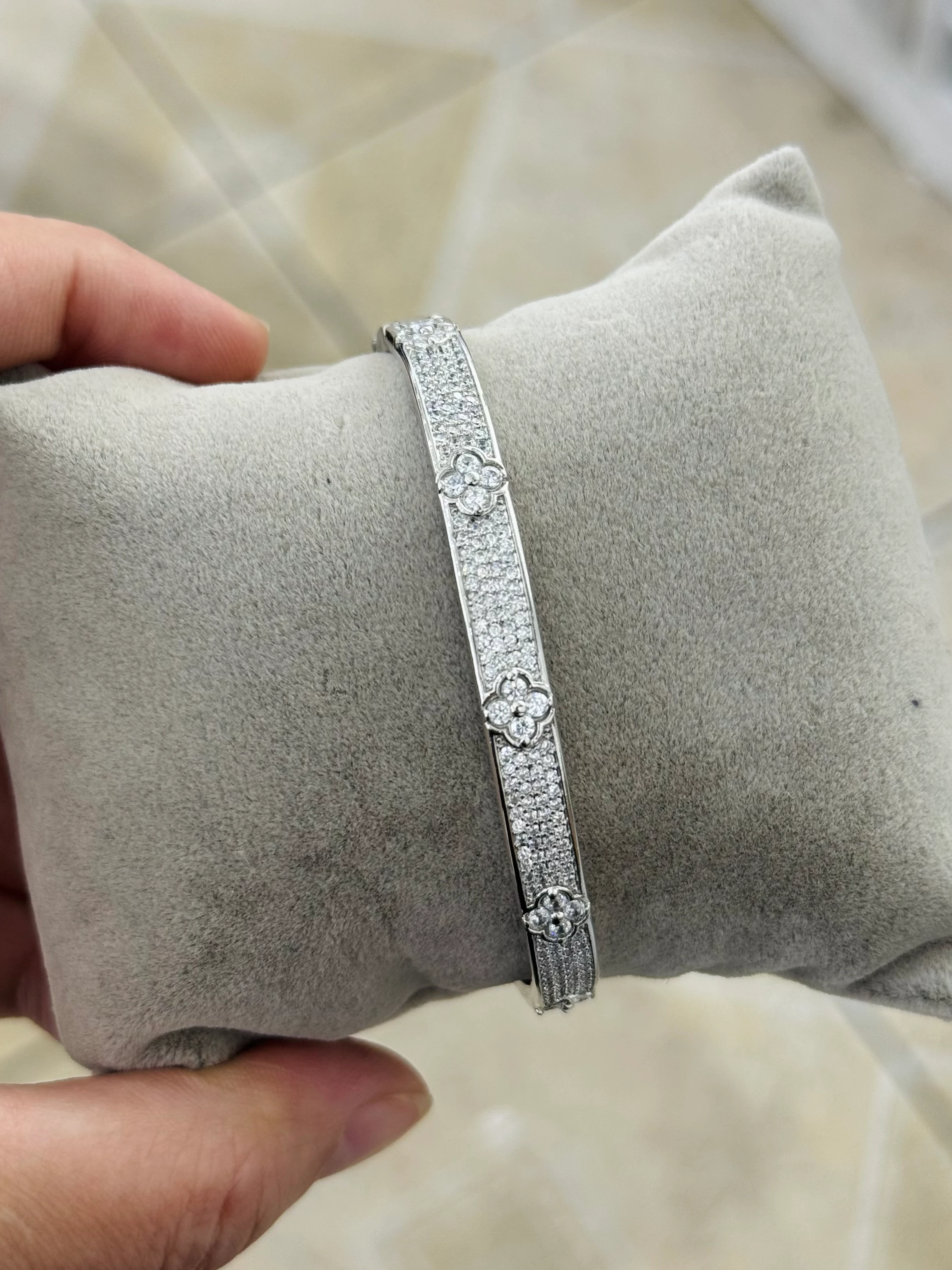 Özel Seri Beyaz Altın Renk Yonca Kelepçe