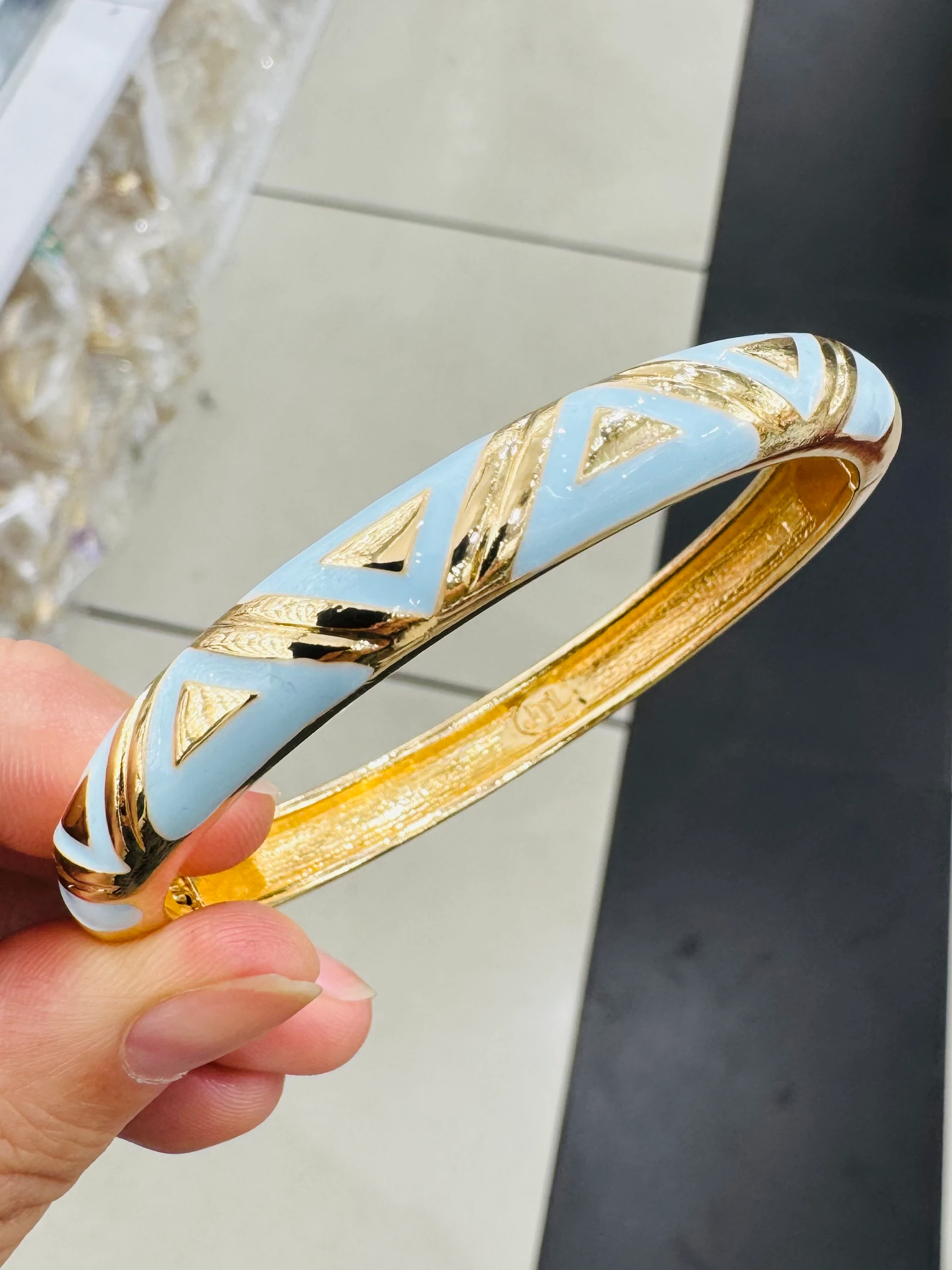 Mavi Renkli V Model Kelepçe