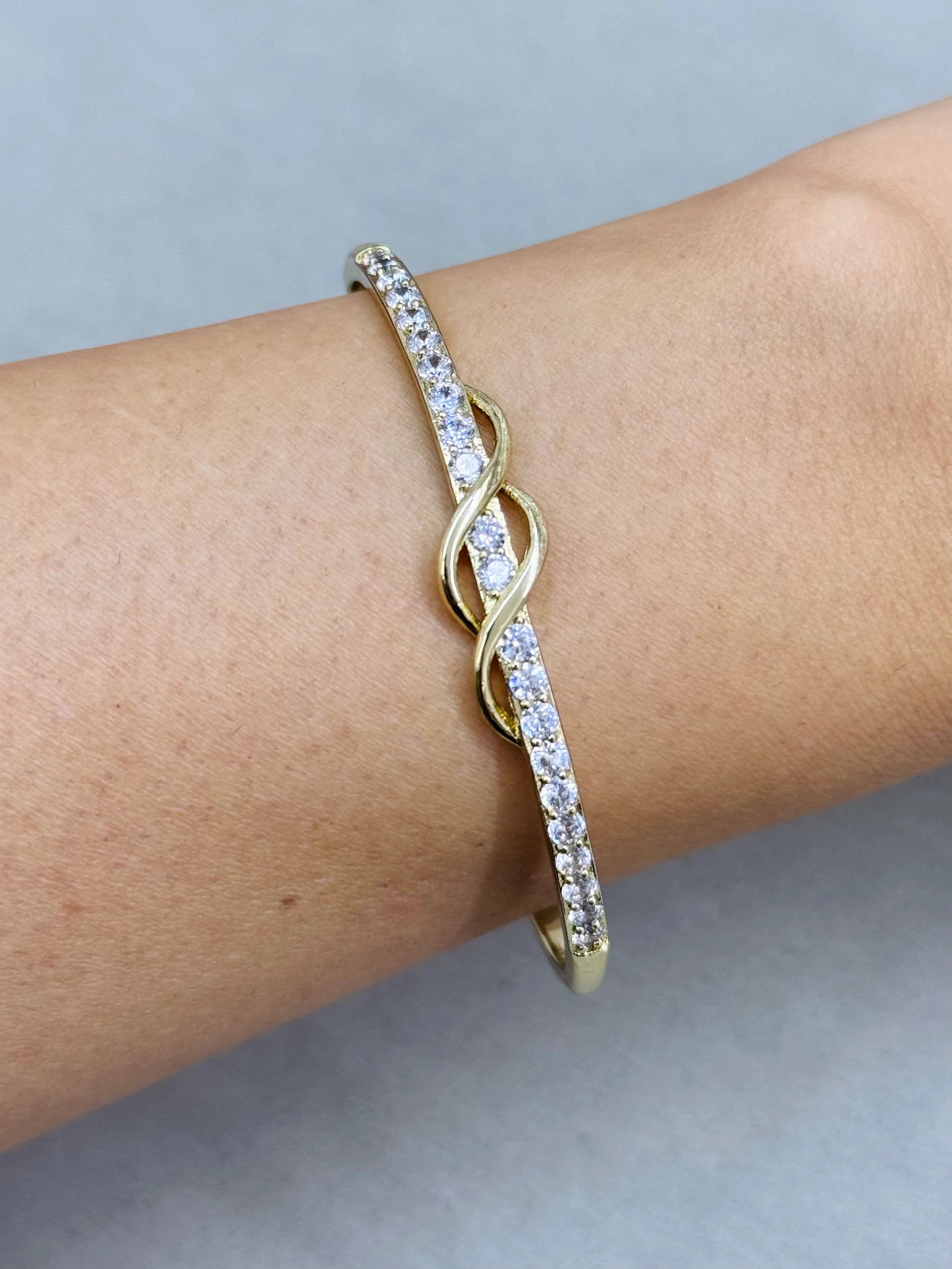 Xuping 14K Sıralı Taşlı Dalgalı Kelepçe 6 cm