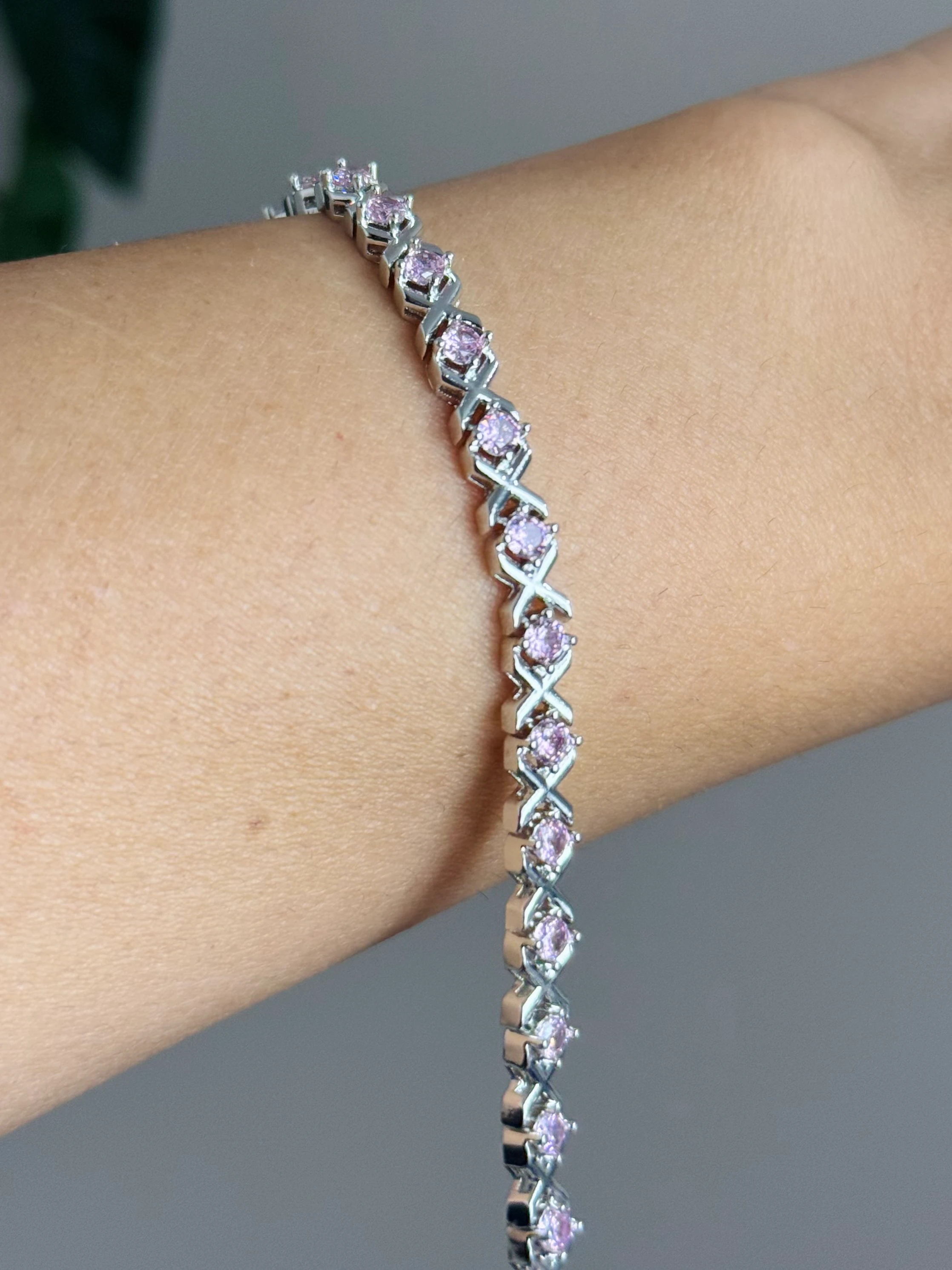 Altın Kaplama XO Model Pembe Taşlı Bileklik