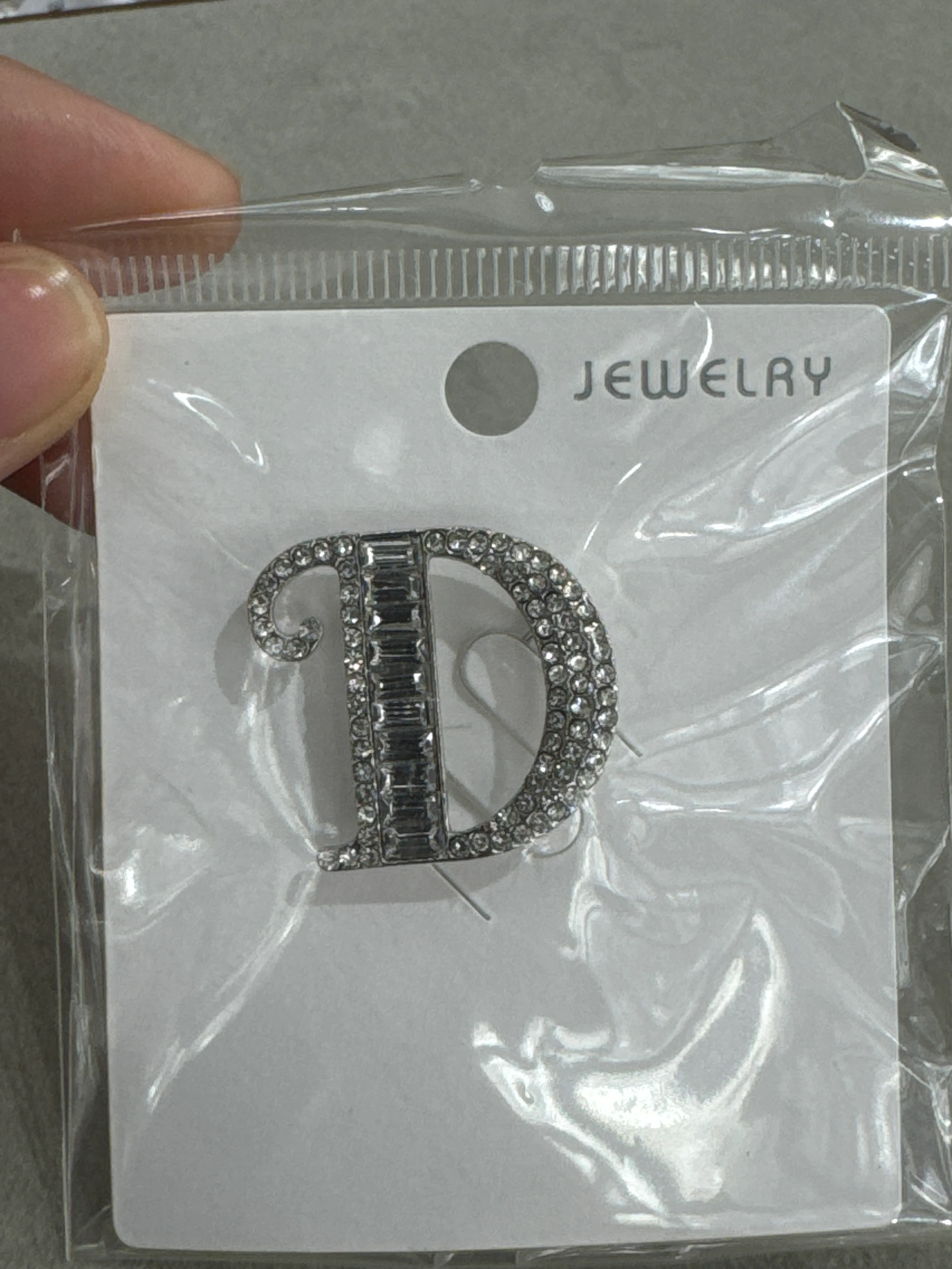 Kararmaz D Harf Taşlı Broş