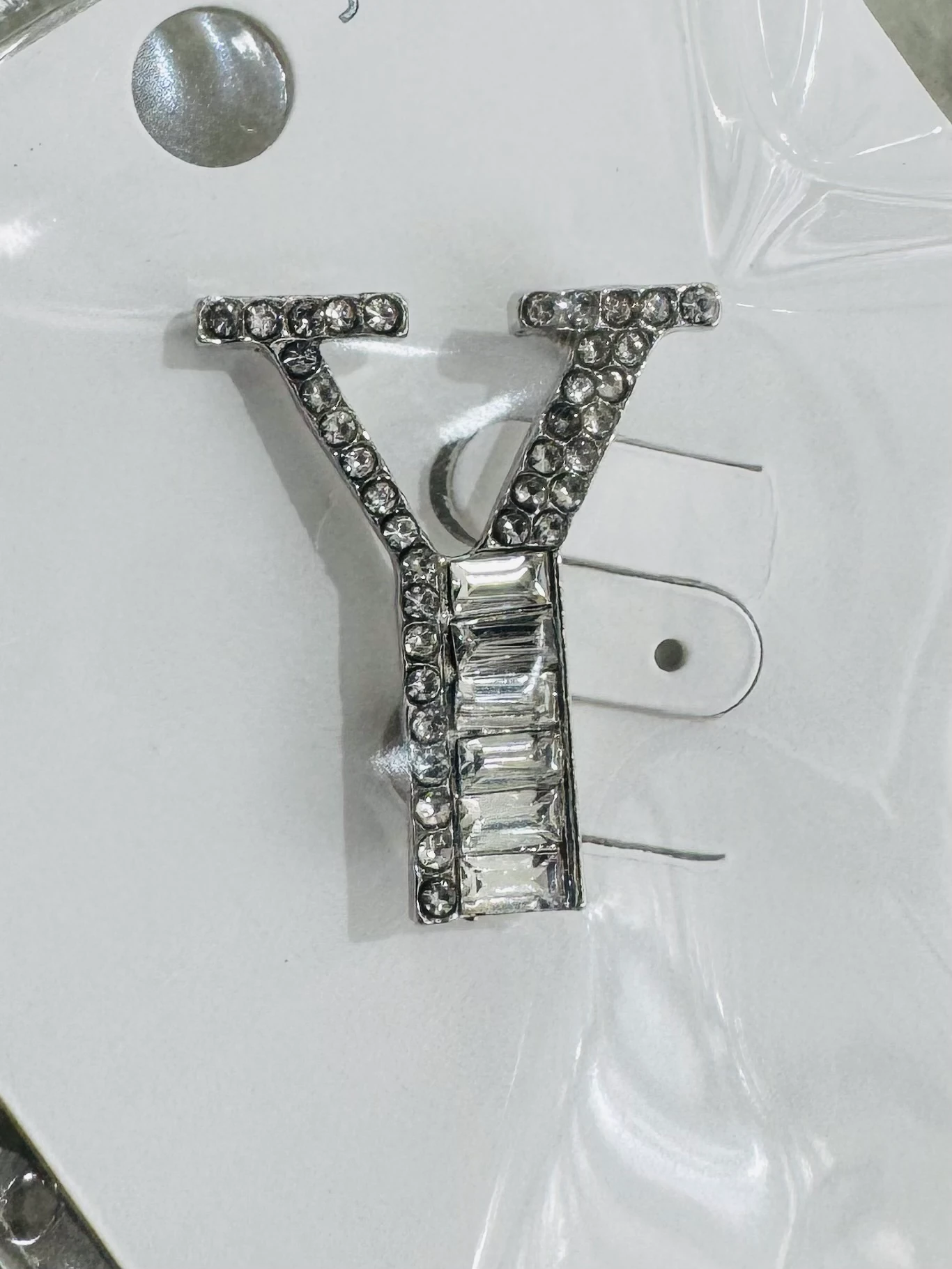 Kararmaz Y Harf Taşlı Broş