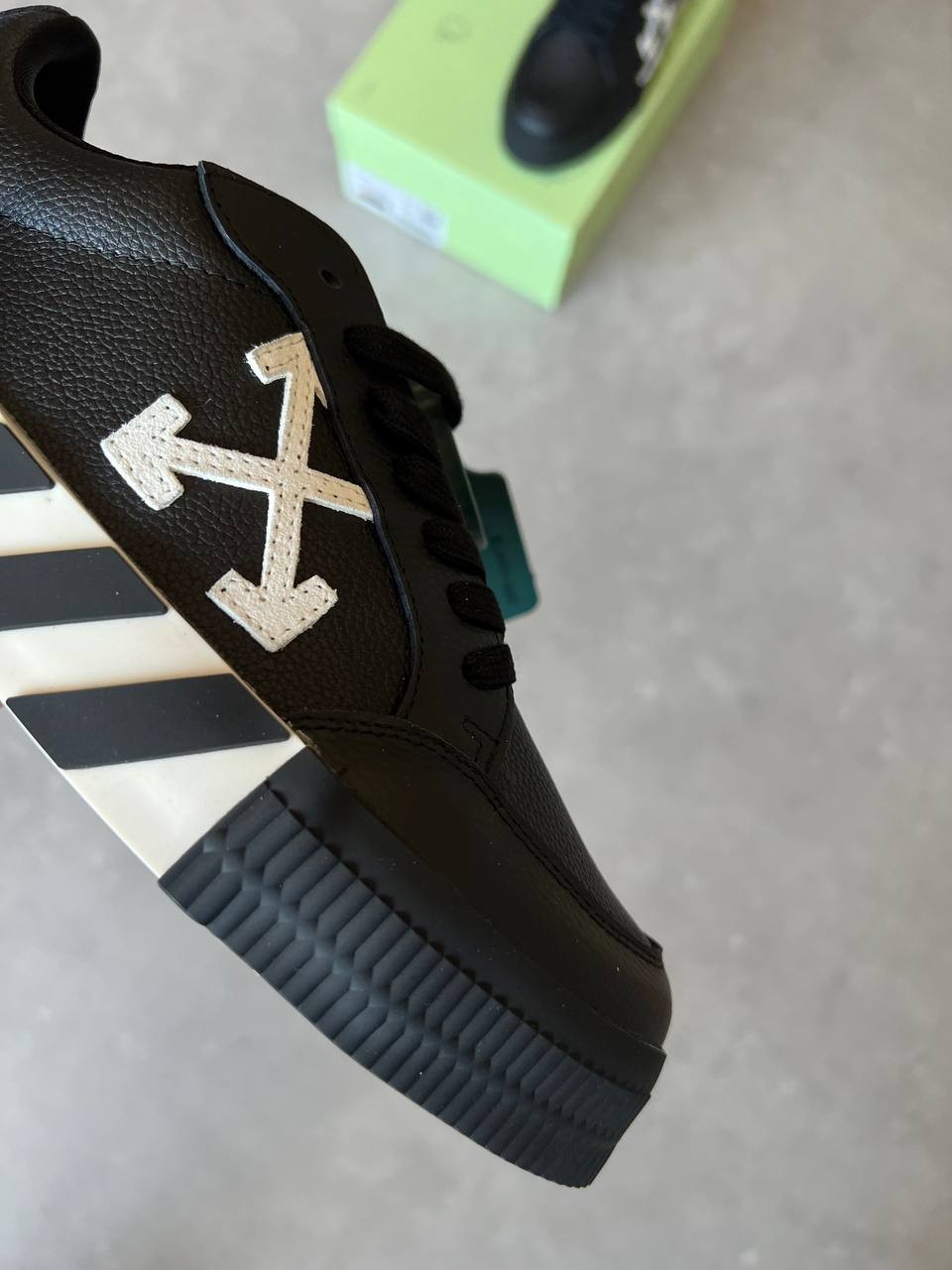 Off - White özel seri sneaker