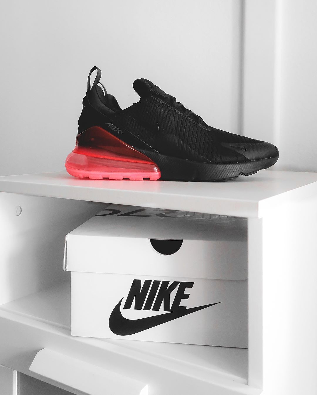 Nike Air 270 black red