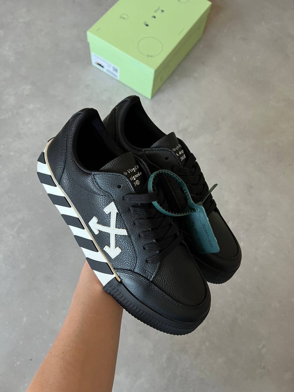 Off - White özel seri sneaker