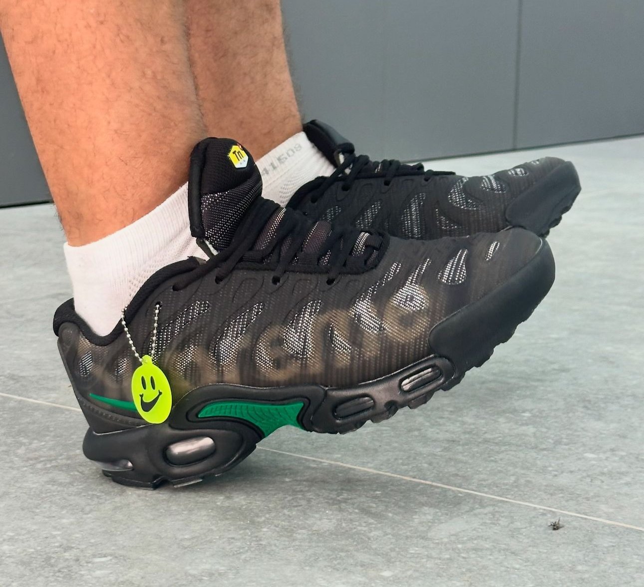 nike tn plus black green