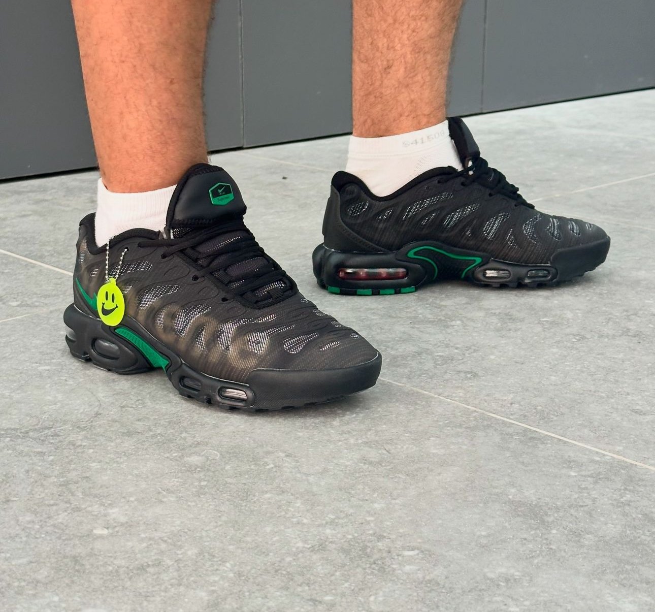 nike tn plus black green