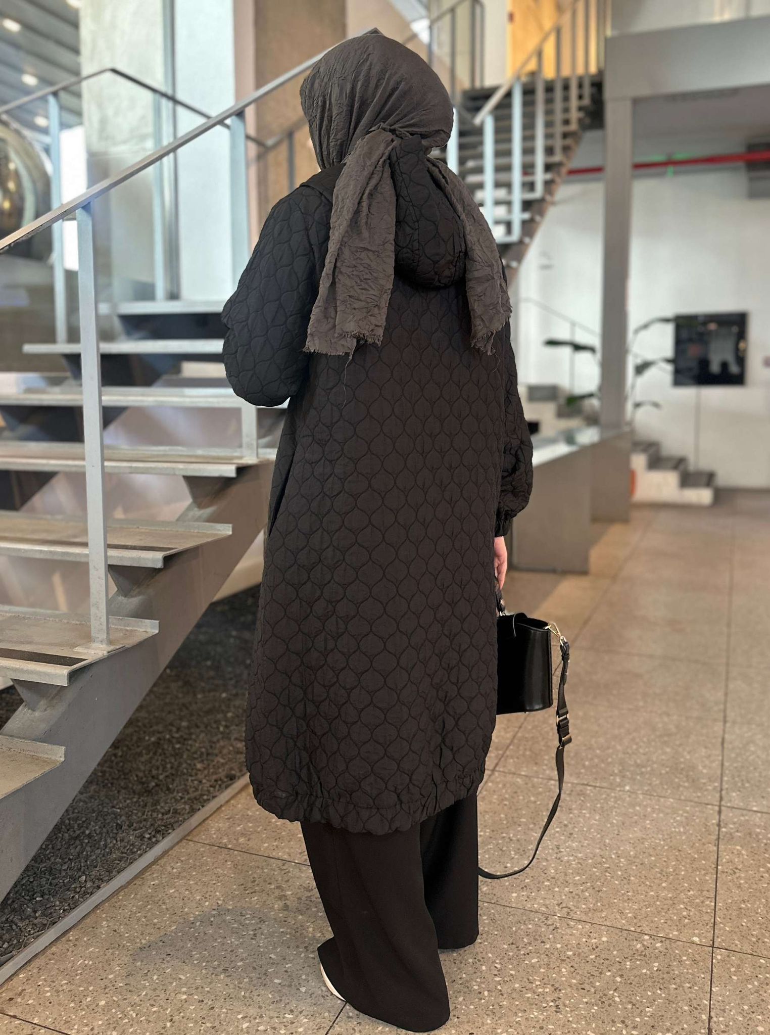 YANDAN FERMUAR DETAY KAP SİYAH