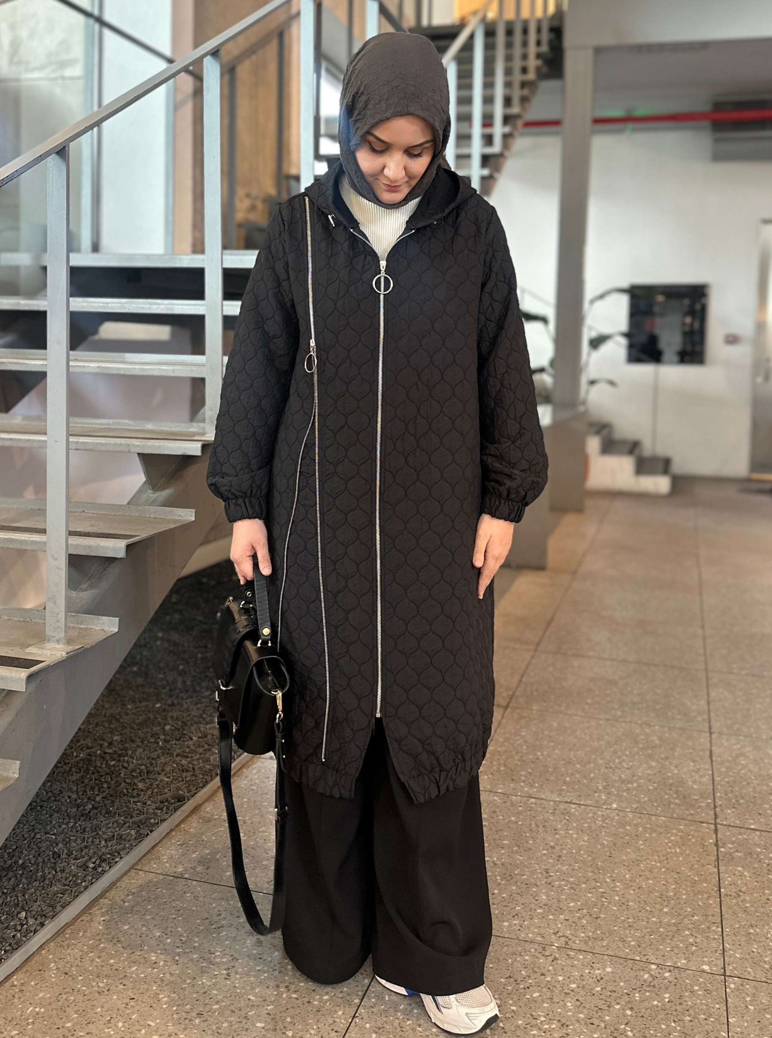 YANDAN FERMUAR DETAY KAP SİYAH