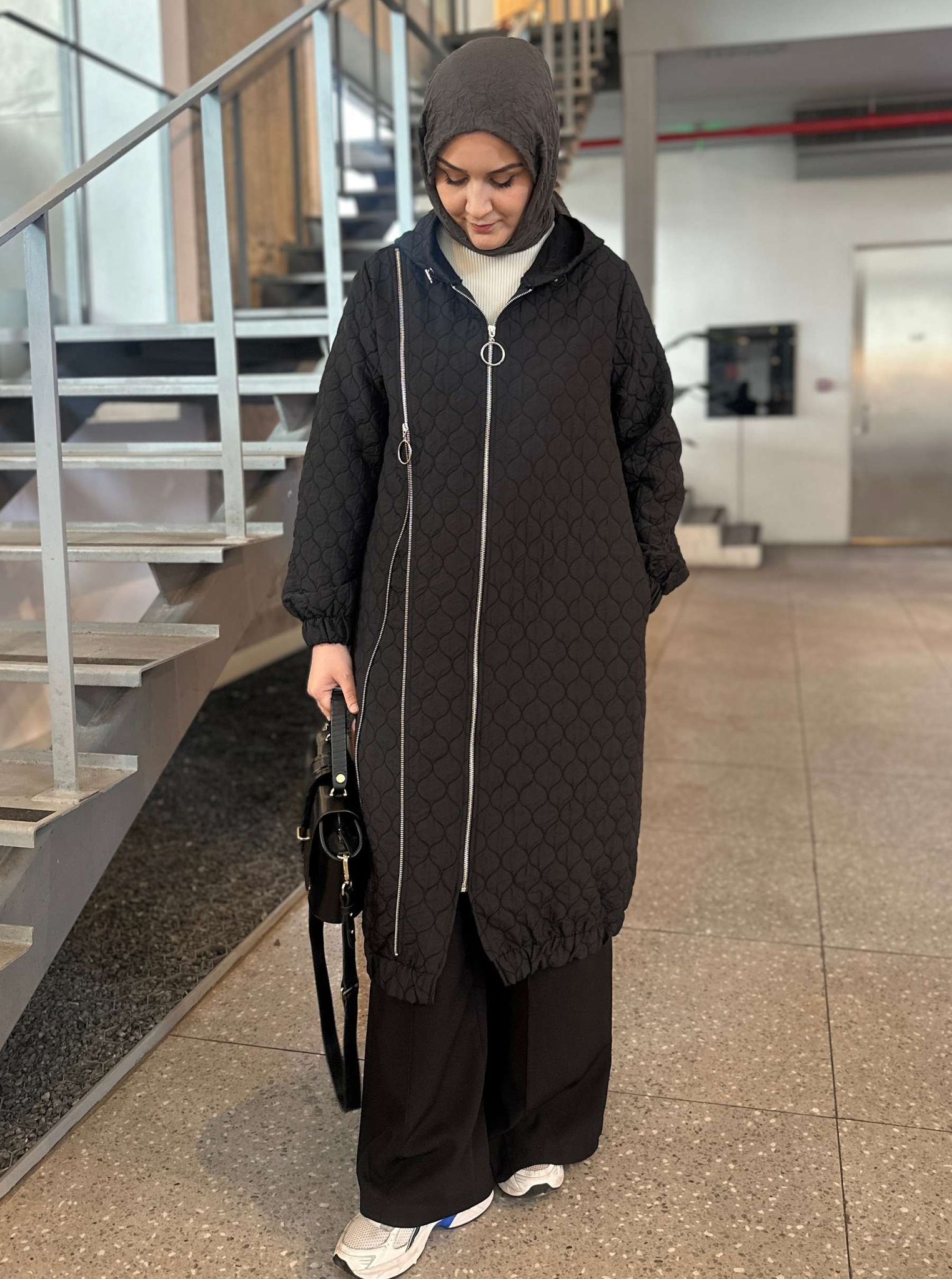 YANDAN FERMUAR DETAY KAP SİYAH