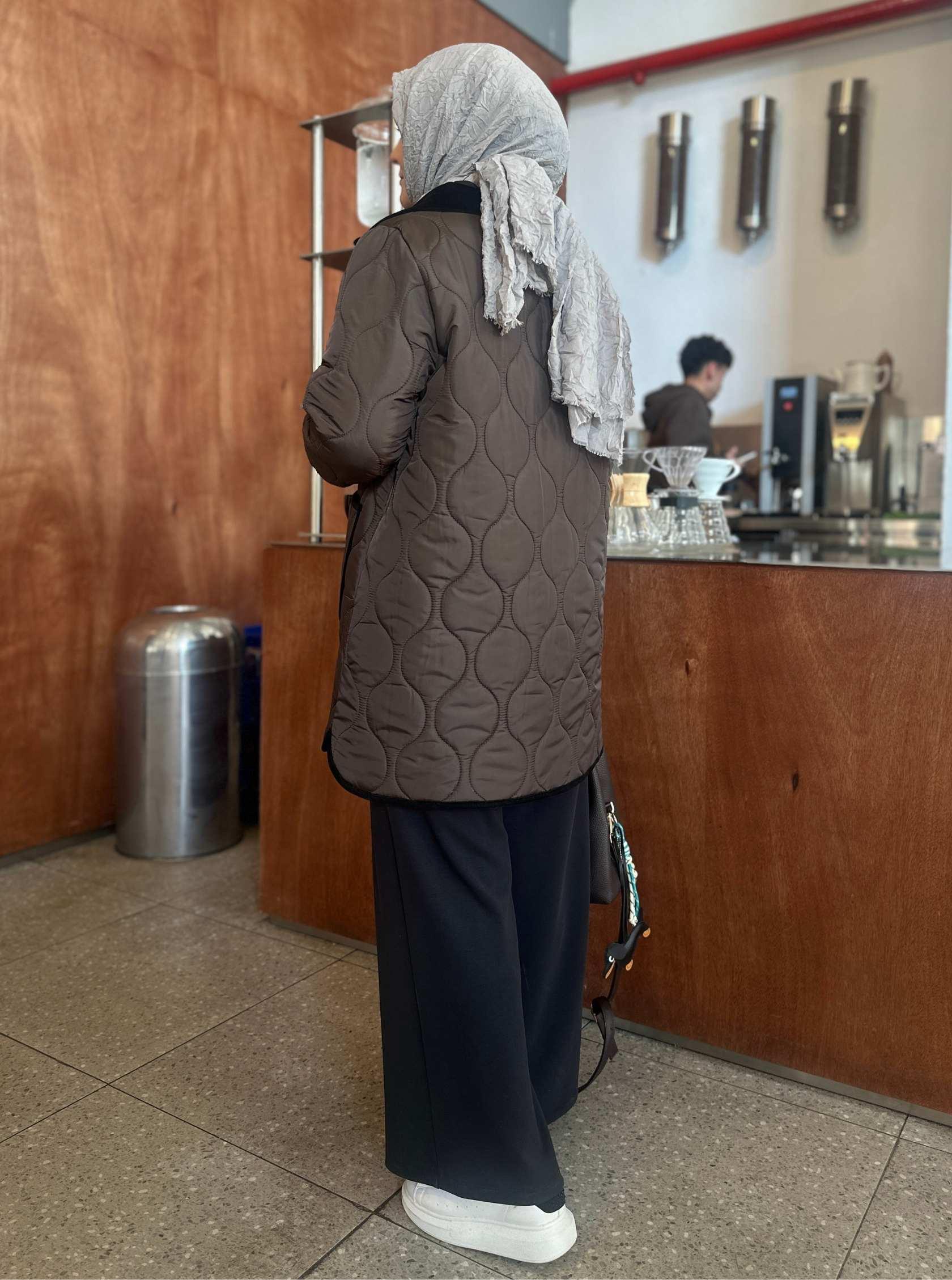 KISA SOĞAN DESENLİ KAPİTONE MONT KAHVE