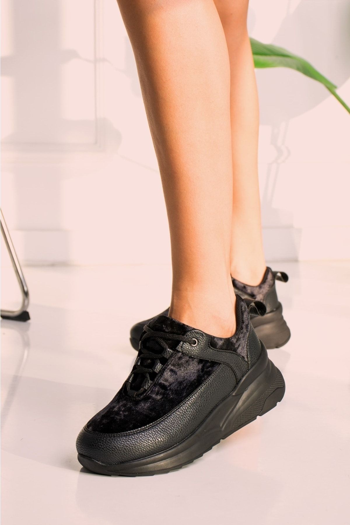 Siyah - Kadife Dolgu Taban Sneaker